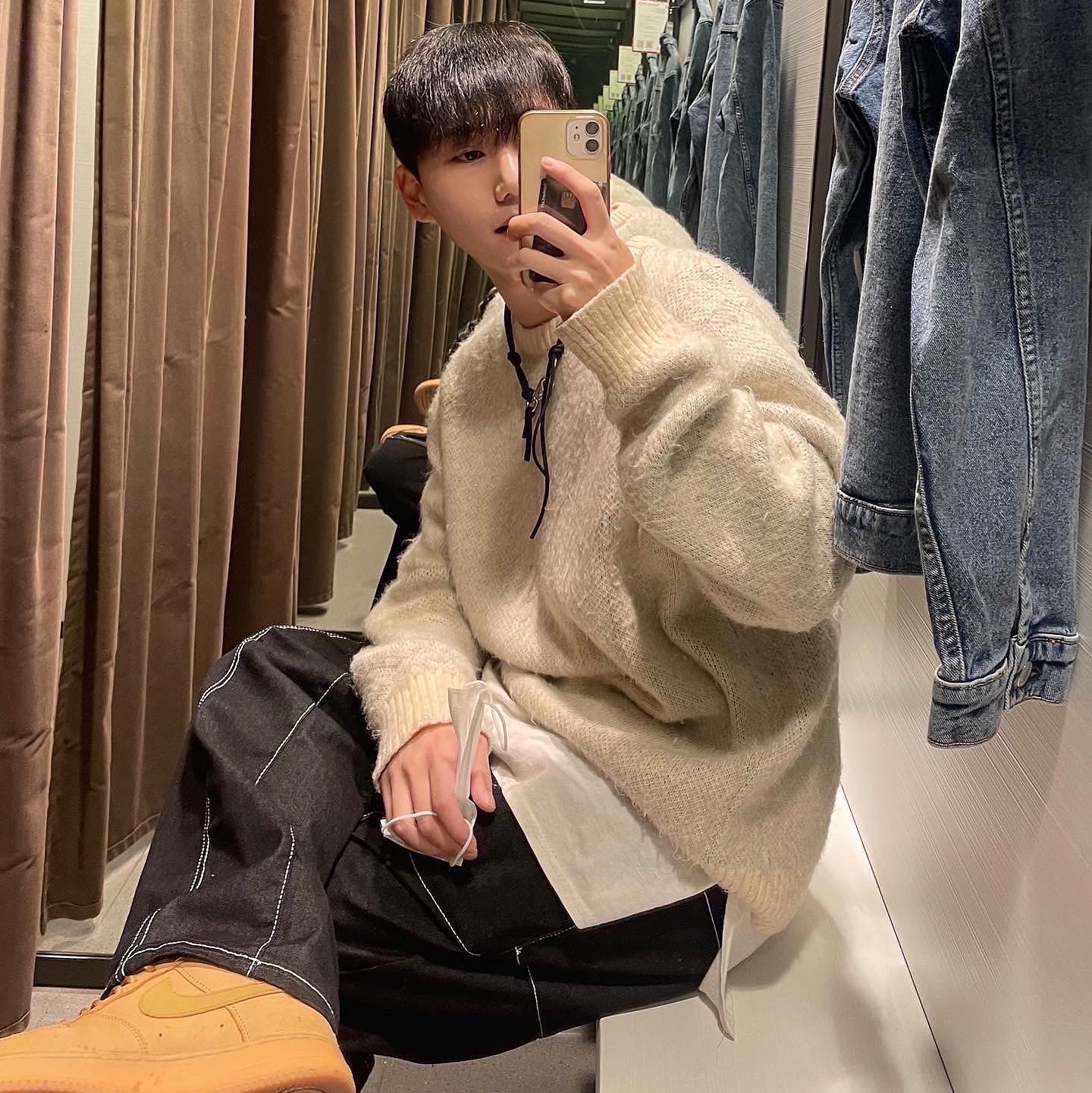 Stussy 8 Ball Heavy Brushed Mohair Sweater Cream, Nike Air Force 1 '07 WB Flax 착용 스타일
