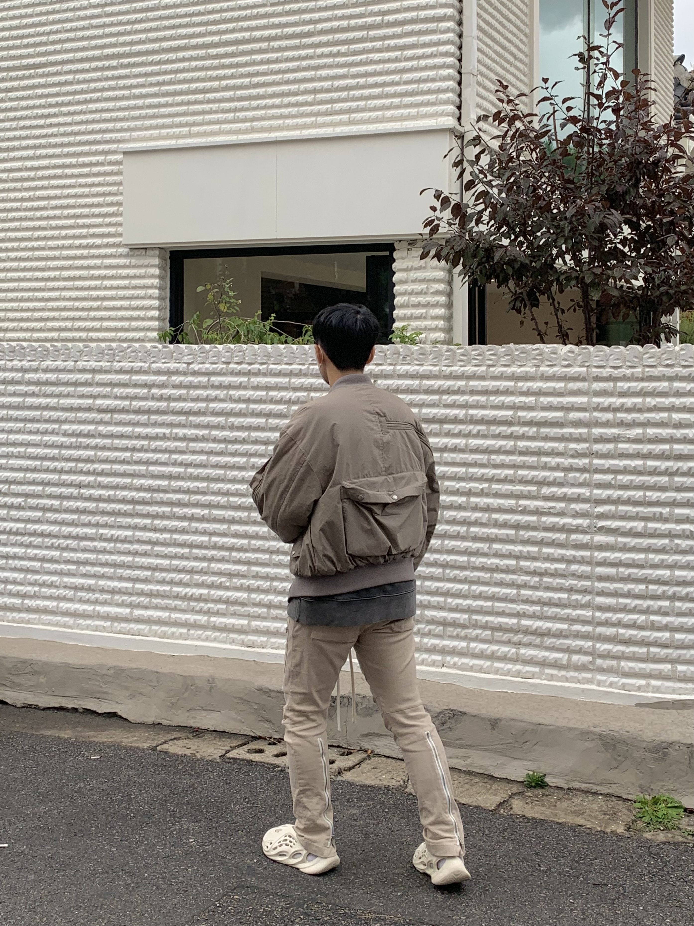 Adidas Yeezy Foam RNNR Sand 착용 스타일 - 2