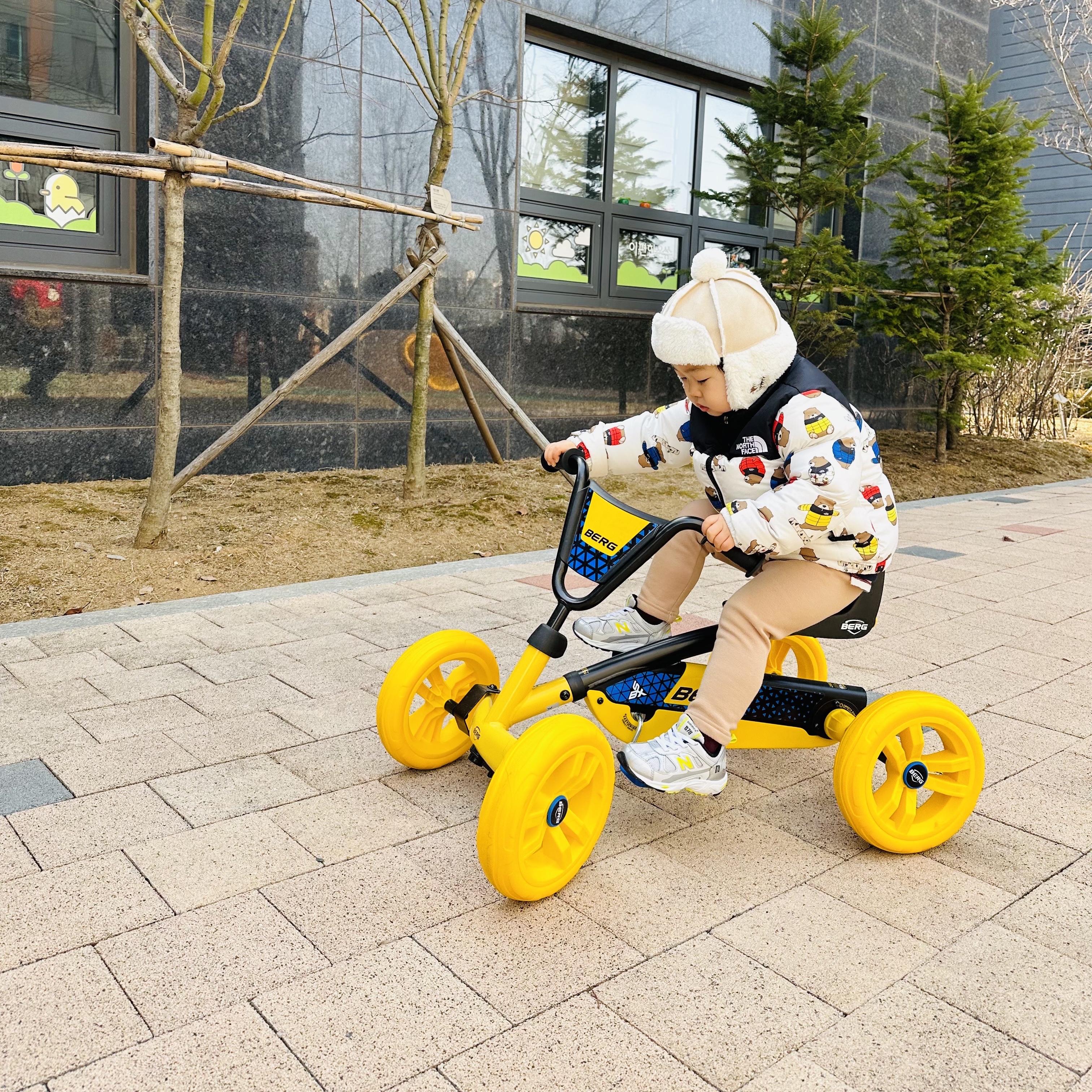 The North Face 1996 Eco Nuptse Jacket White, New Balance 878 Gray 착용 스타일 - 3