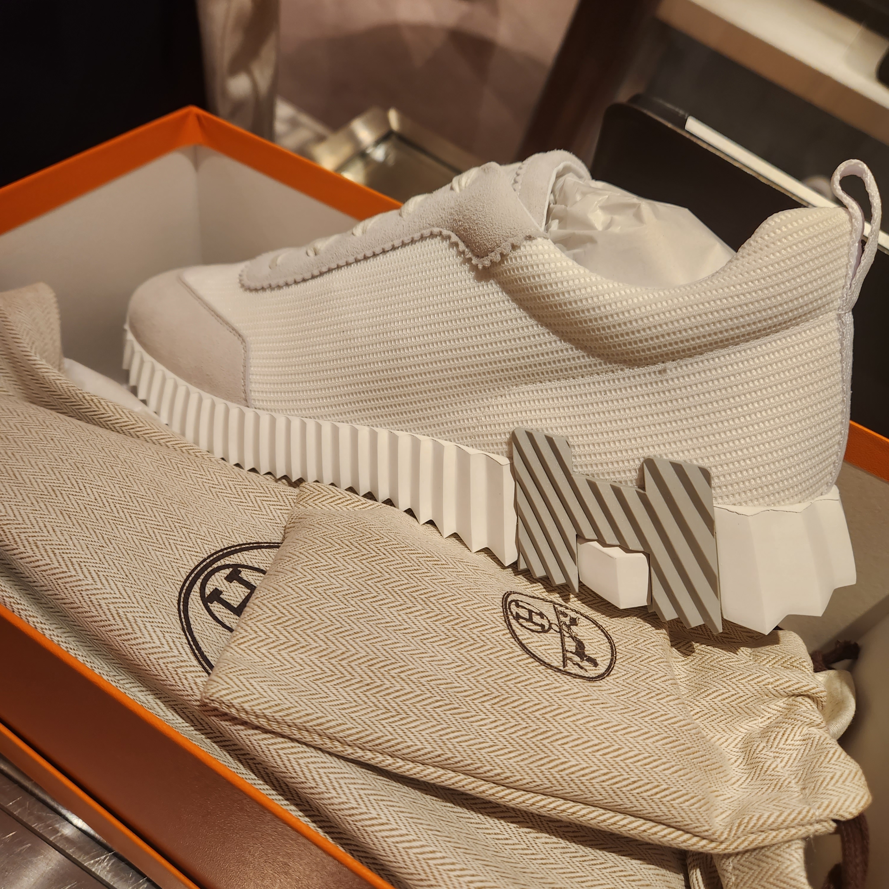 Hermes Bouncing Sneakers Mesh Suede Goatskin & Blanc Blanc 착용 스타일
