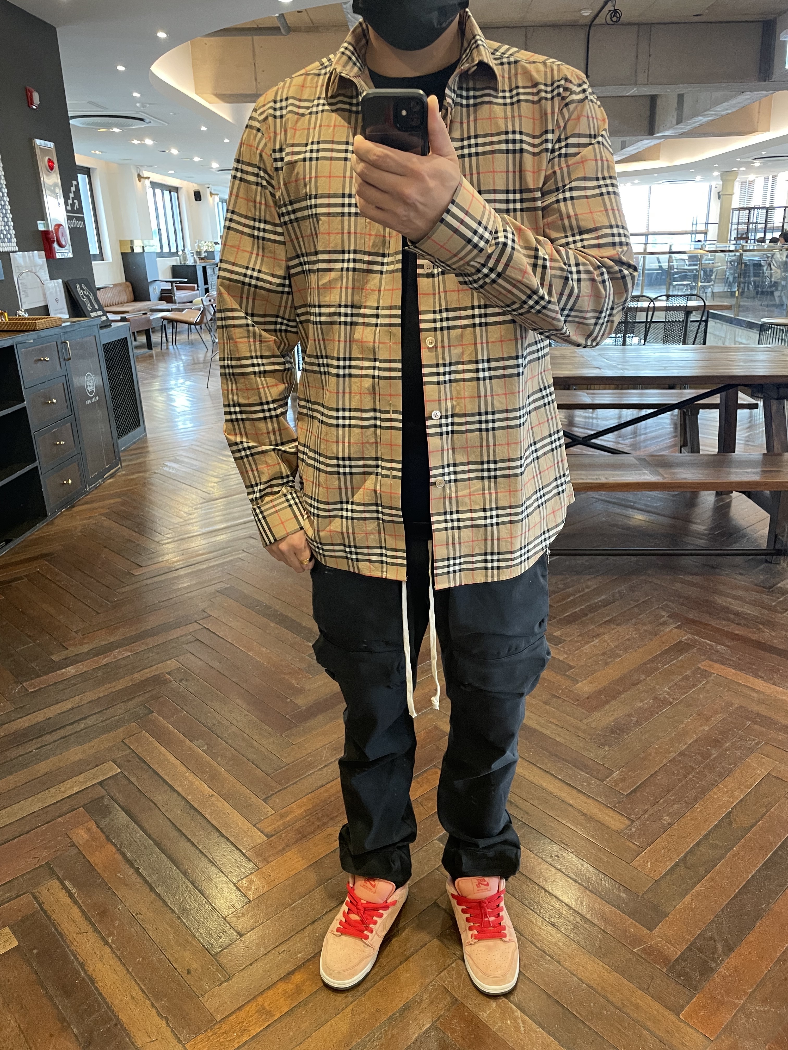 Burberry Check Cotton Poplin Shirt Archive Beige, Nike SB Dunk Low Pro Pink Pig 착용 스타일