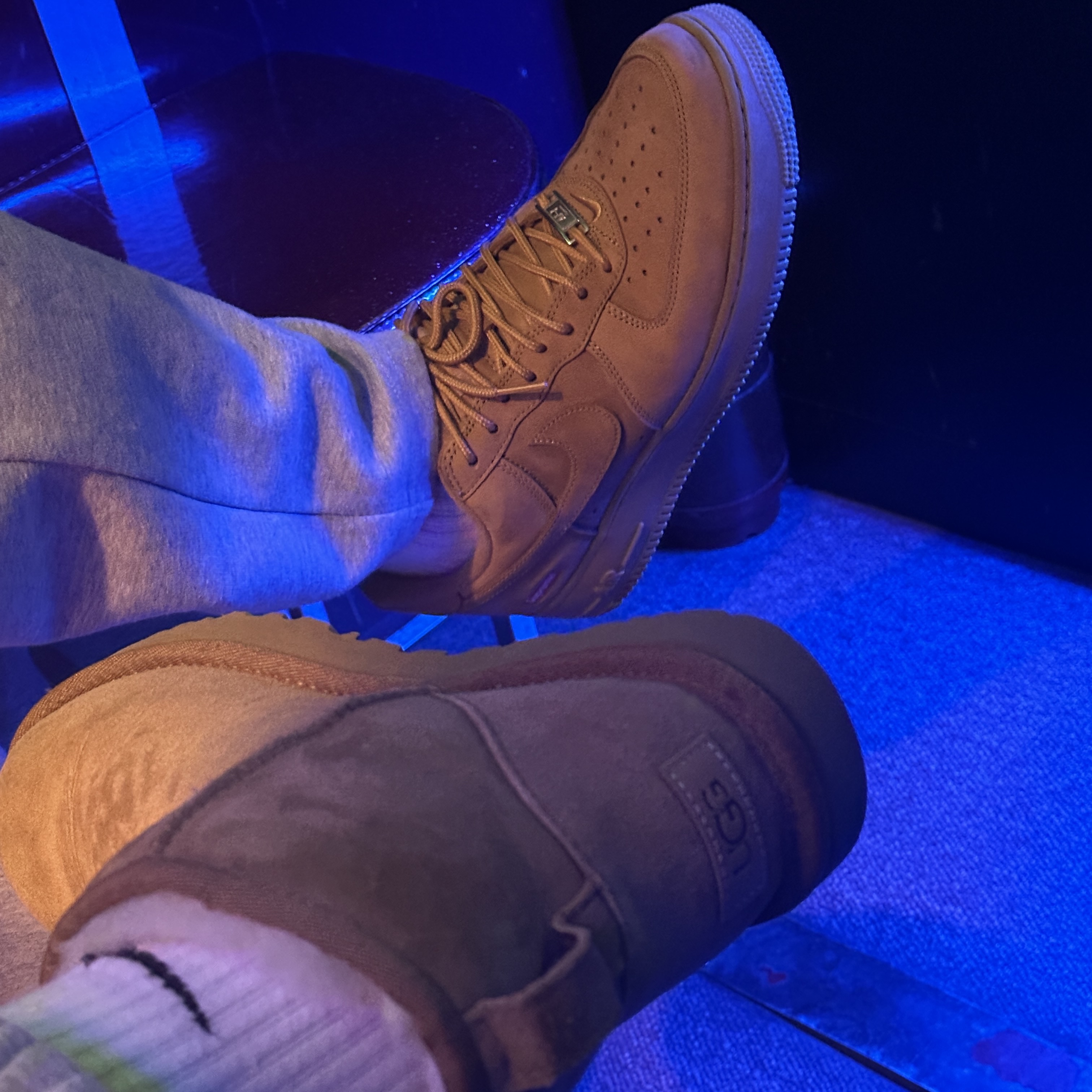 (W) UGG Classic Mini II Boots Chestnut, Nike x Supreme Air Force 1 Low Flax 착용 스타일