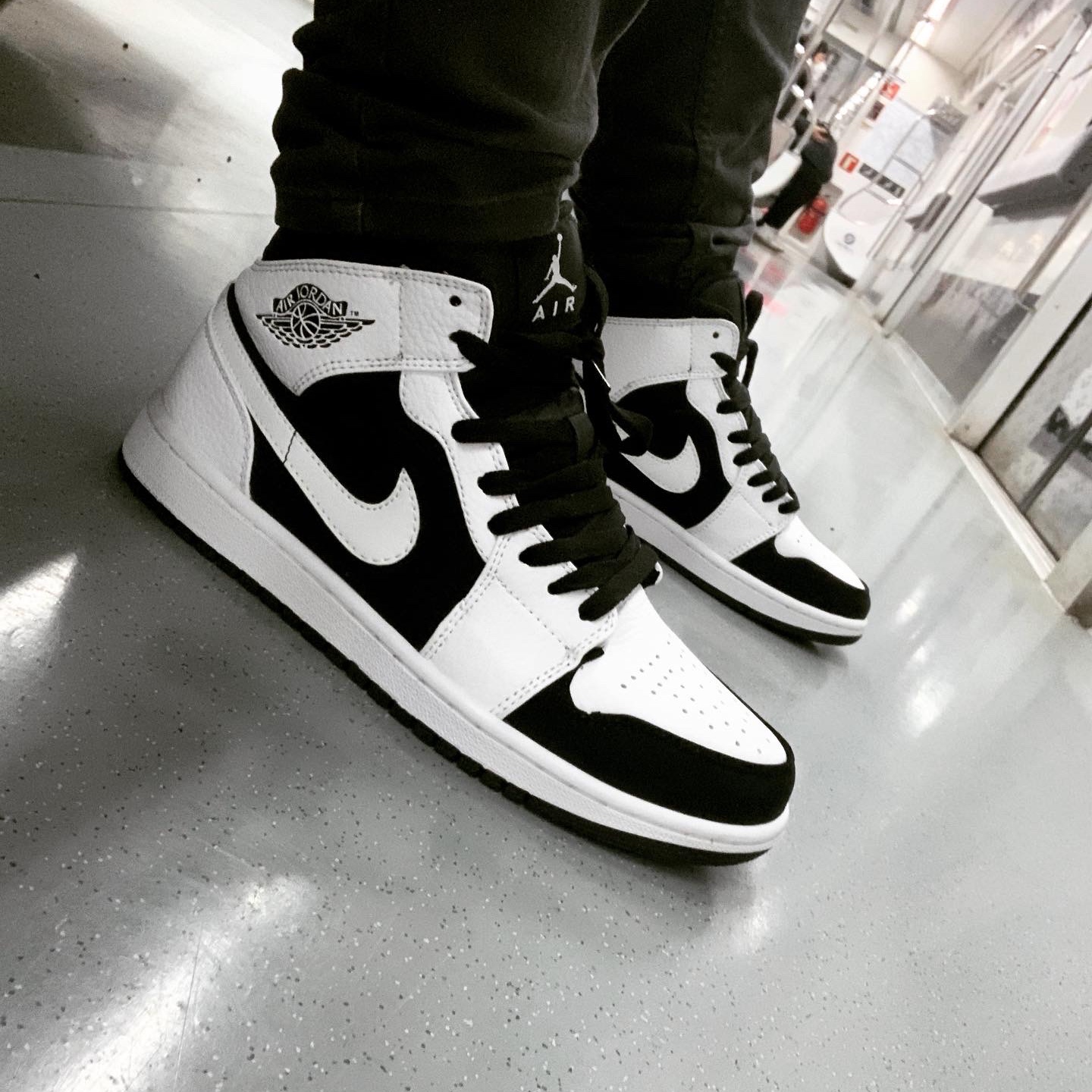 Jordan 1 Mid White Black 착용 스타일 - 1