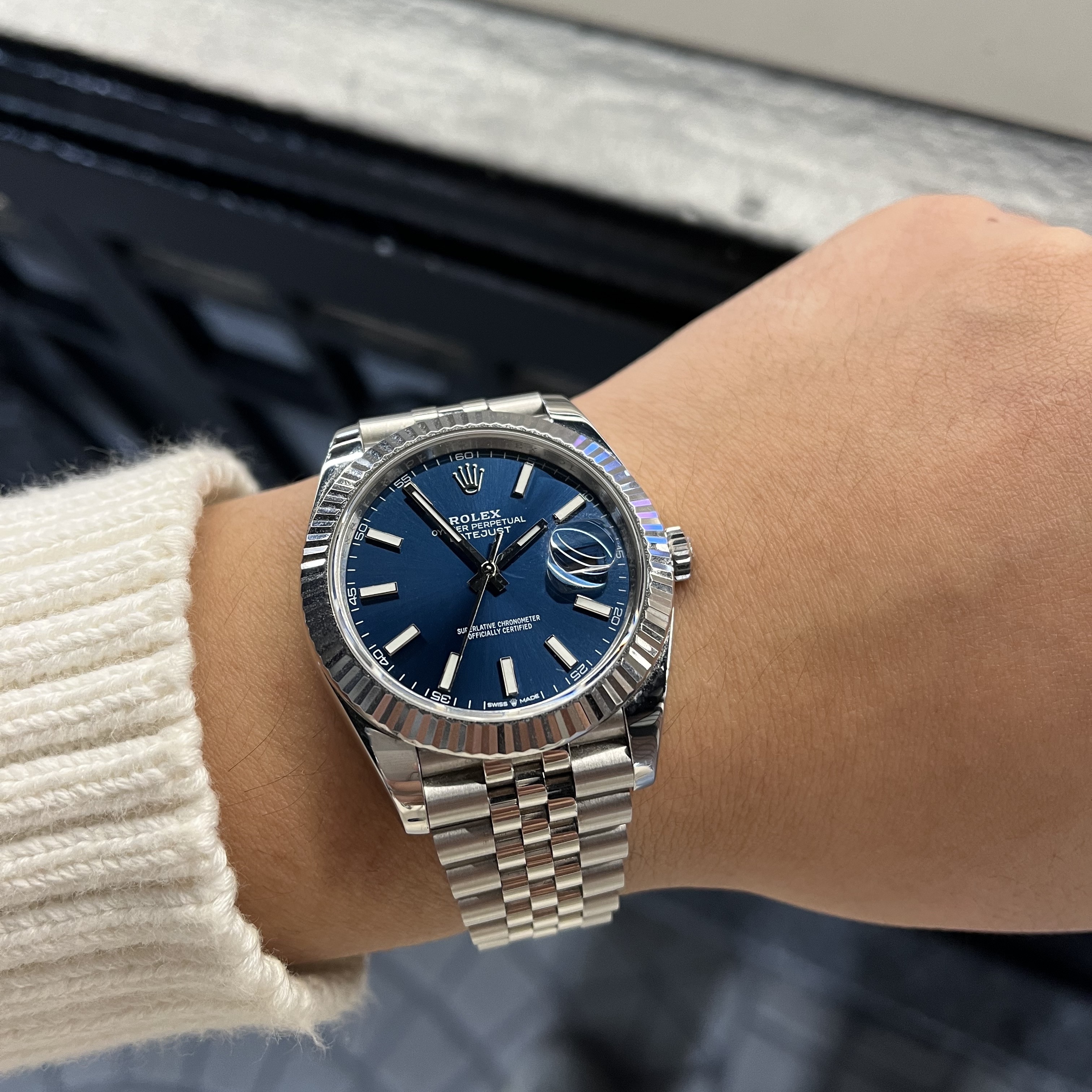Rolex Datejust 41mm 126334 Bright Blue Jubilee 착용 스타일 - 2