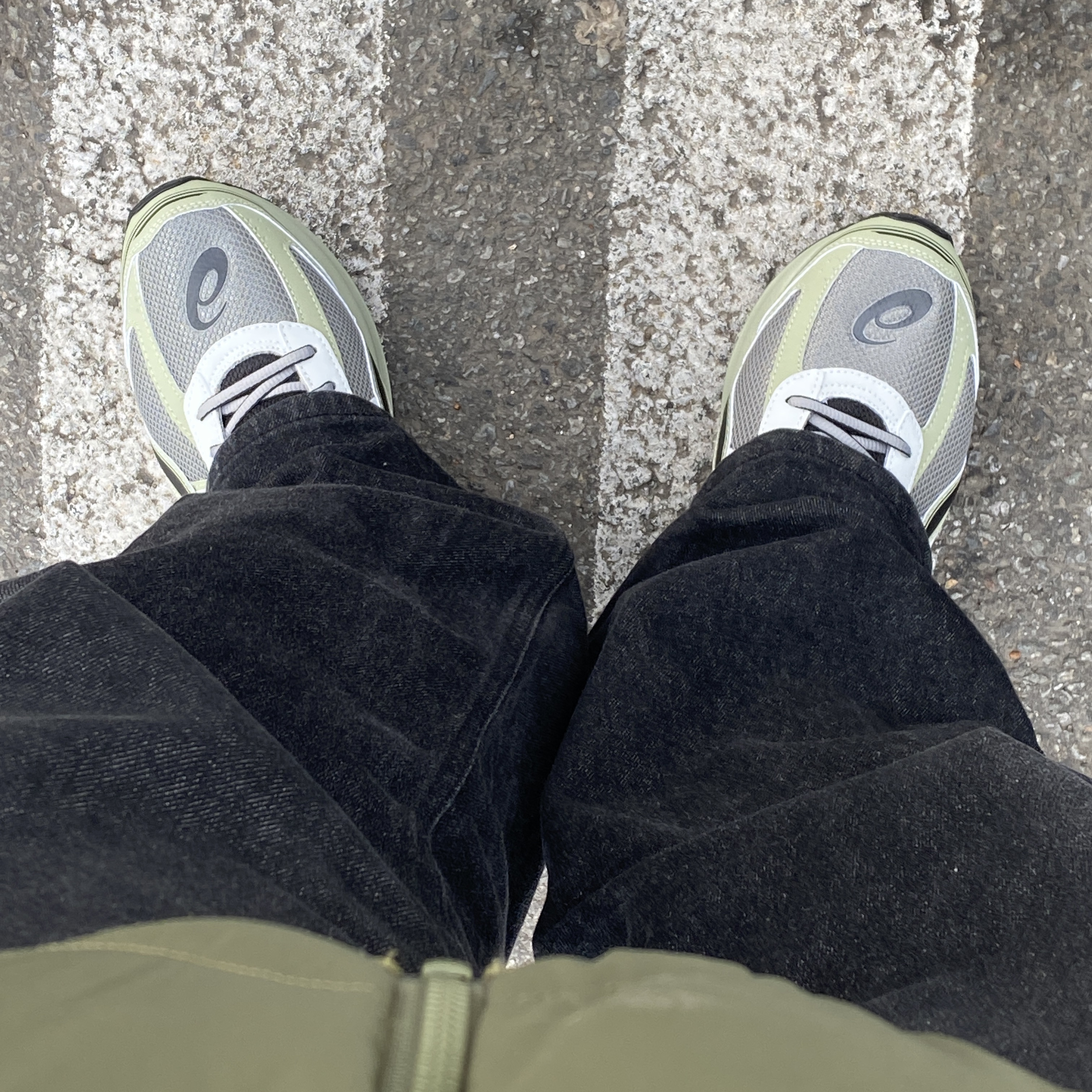Asics Jog 100 S Sheet Rock - 2E Wide 착용 스타일 - 1