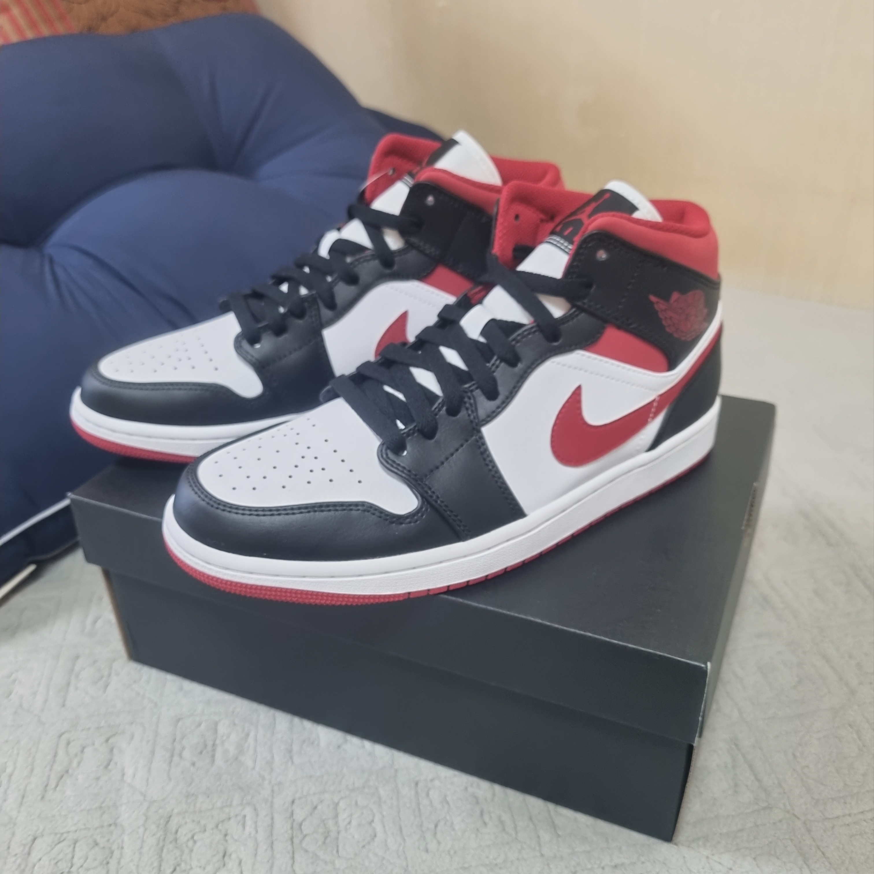 Jordan 1 Mid Gym Red Black White 착용 스타일 - 1