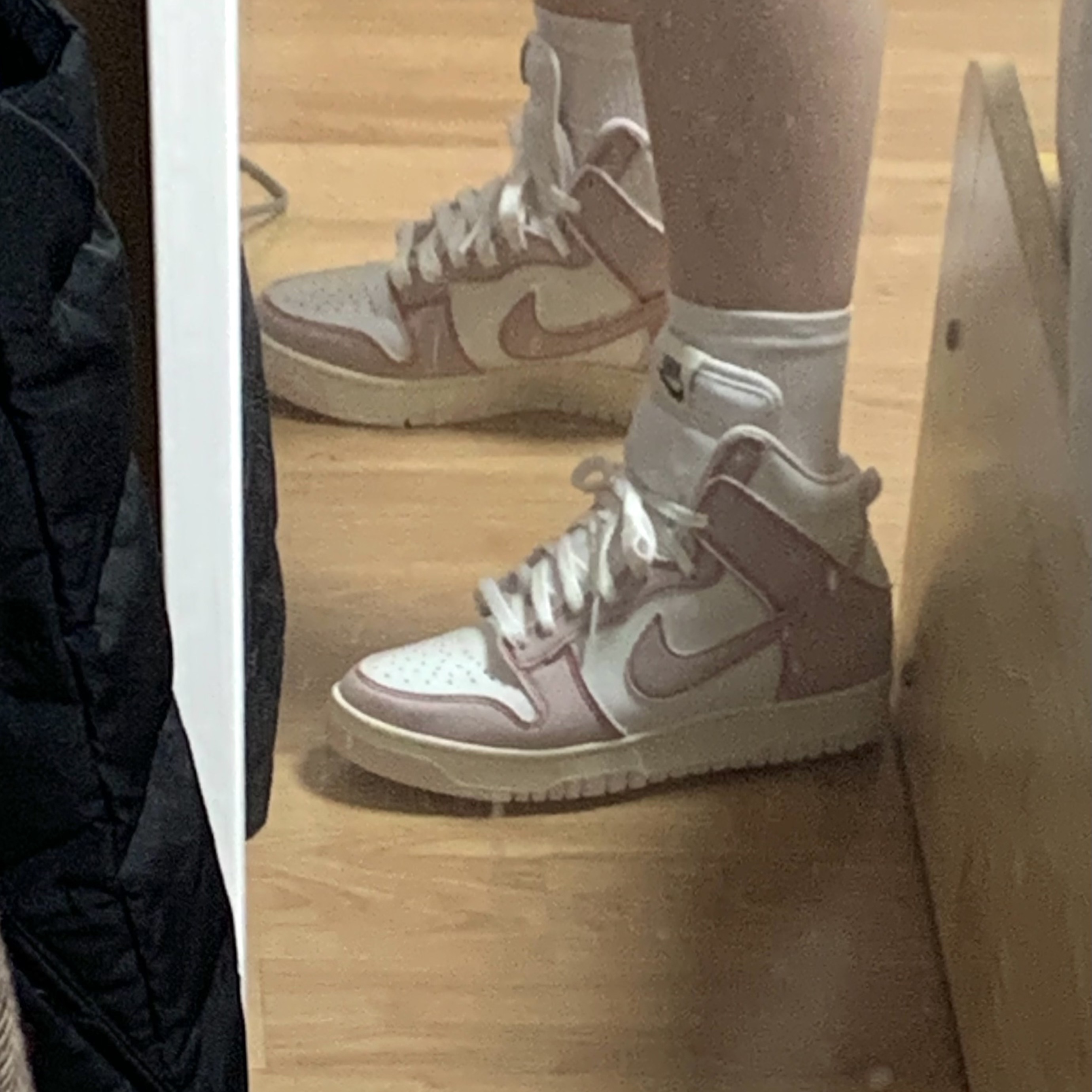 Nike Dunk High 1985 Barely Rose 착용 스타일 - 3