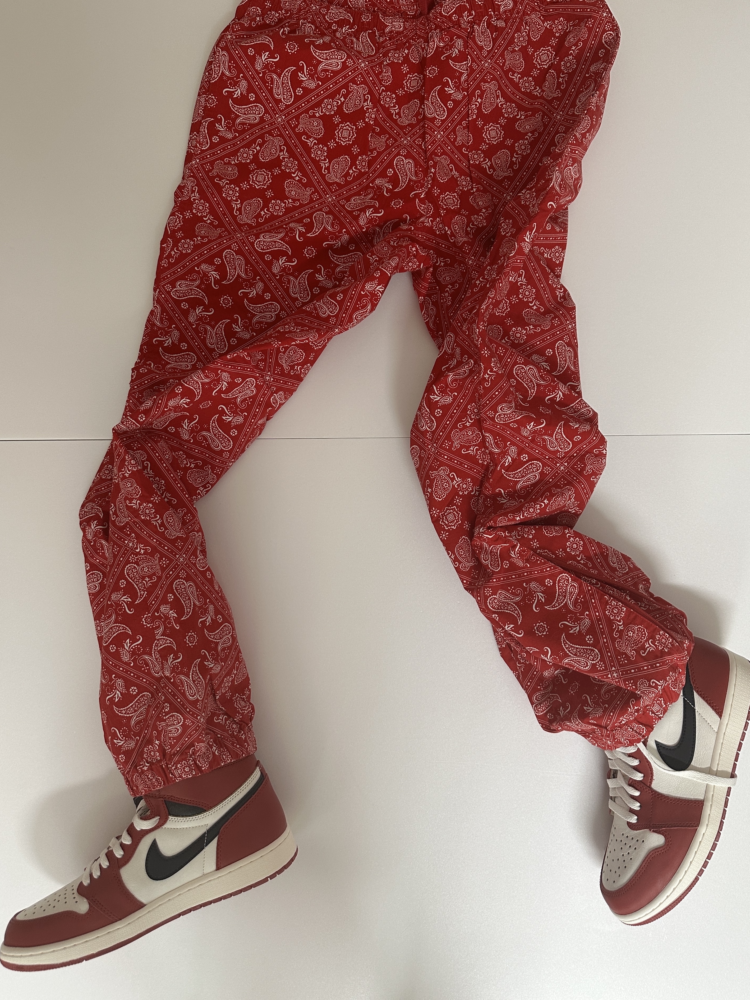 Jordan 1 Retro High OG Chicago 2022, Supreme Bandana Track Pants Red - 18SS 착용 스타일