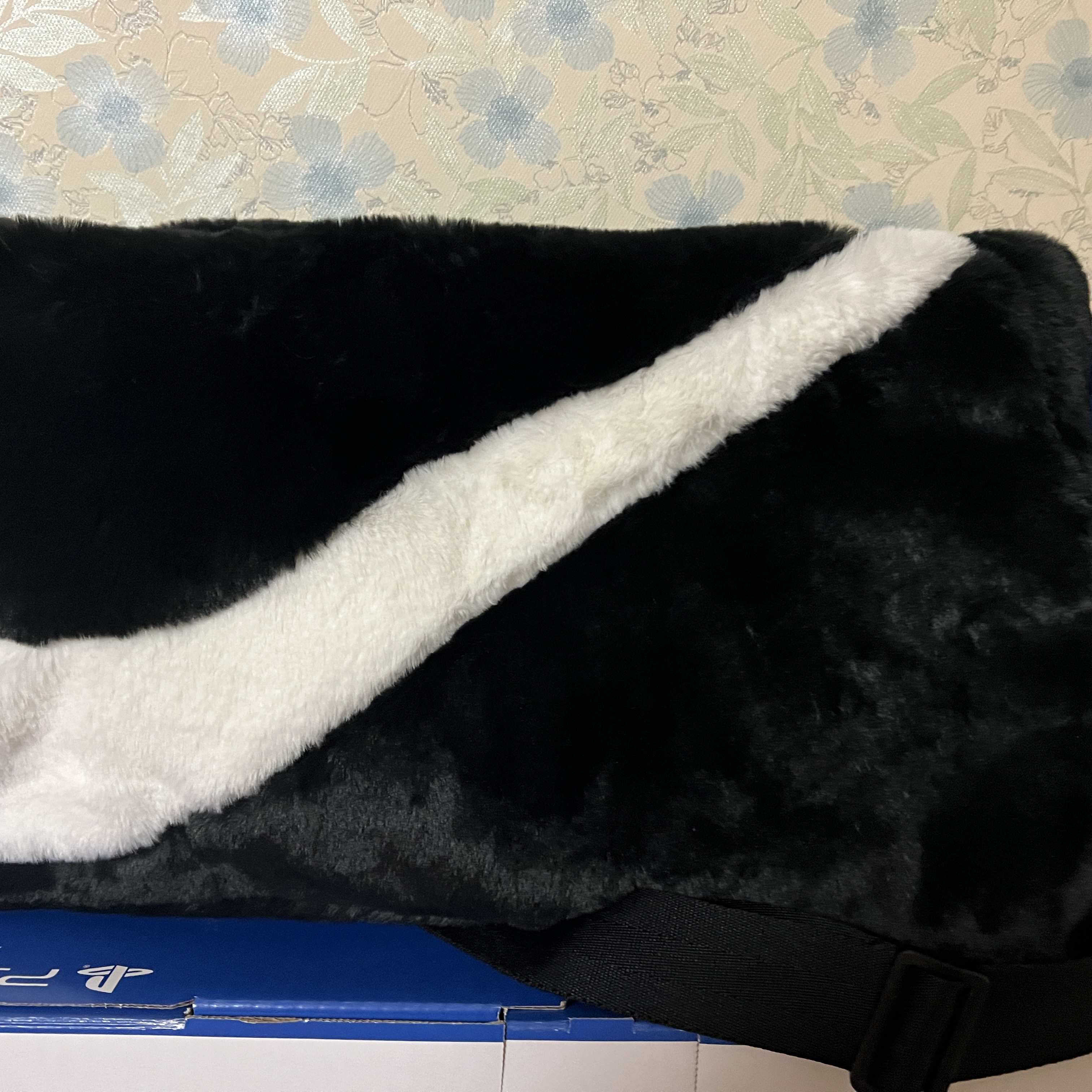 Nike NSW Faux Fur Tote Bag Black 착용 스타일