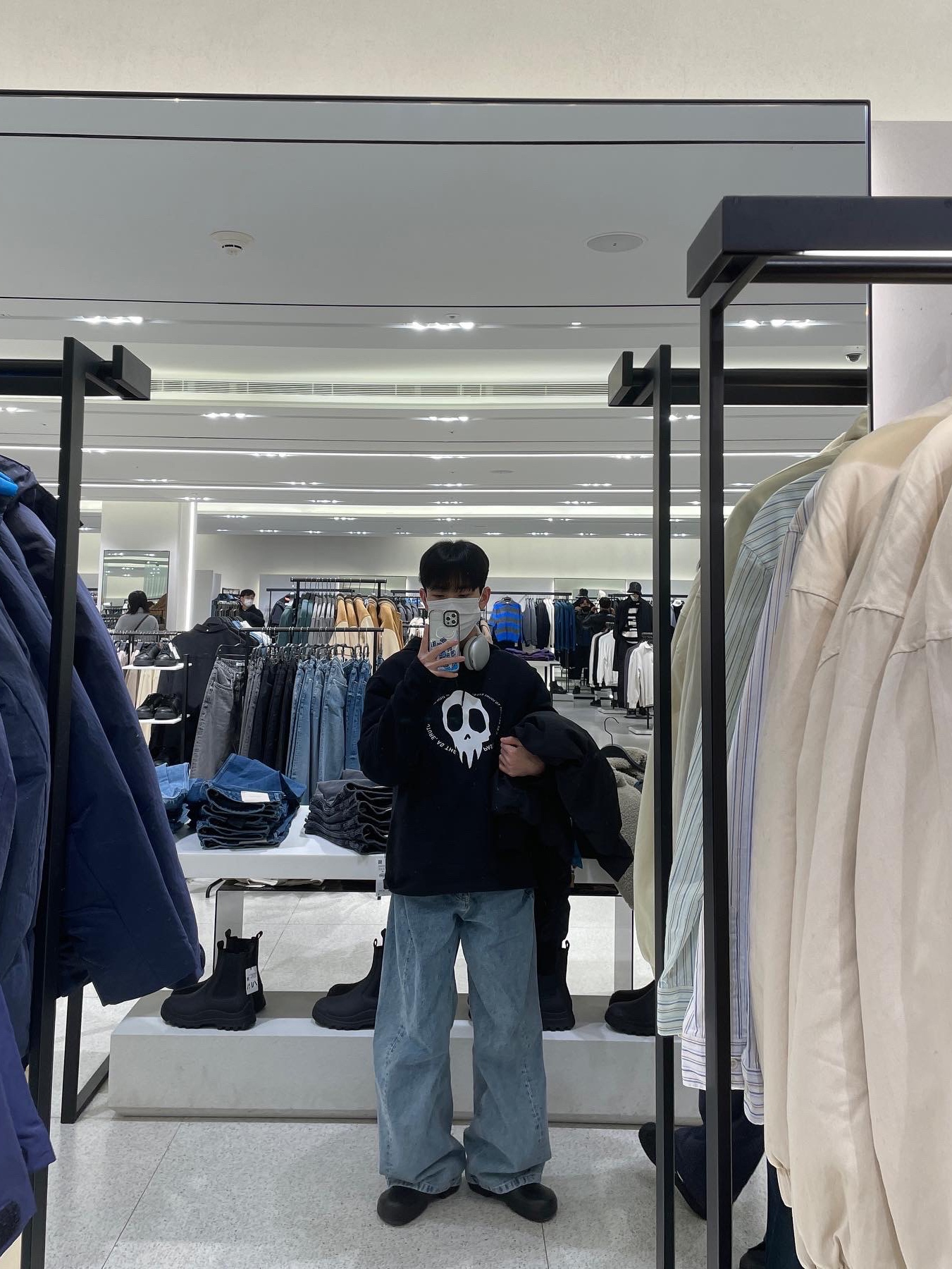 Our Legacy Loose Hoodie Maverick Skull Print Black 착용 스타일 - 2