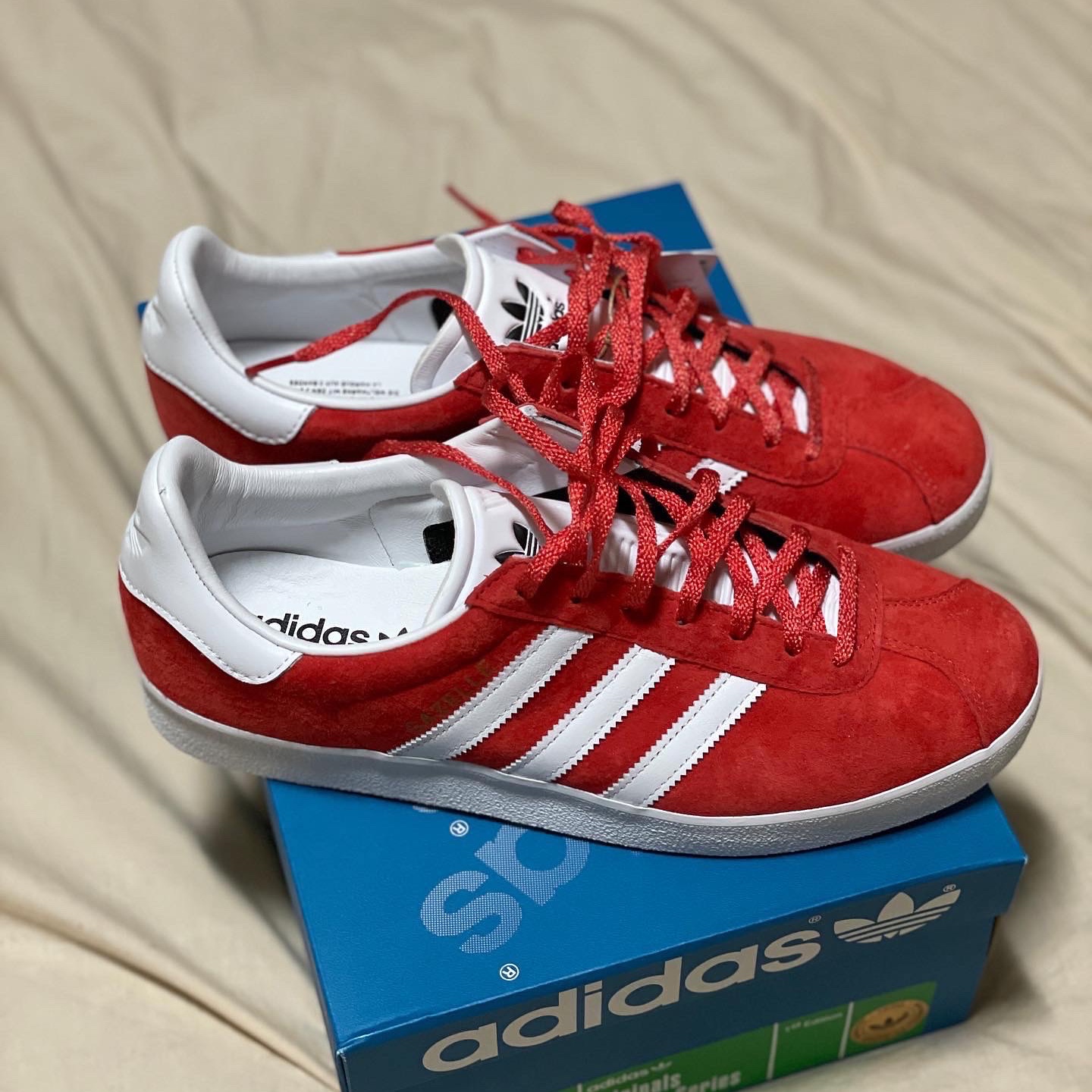 Adidas Gazelle 85 Preloved Red Cloud White 착용 스타일 - 2