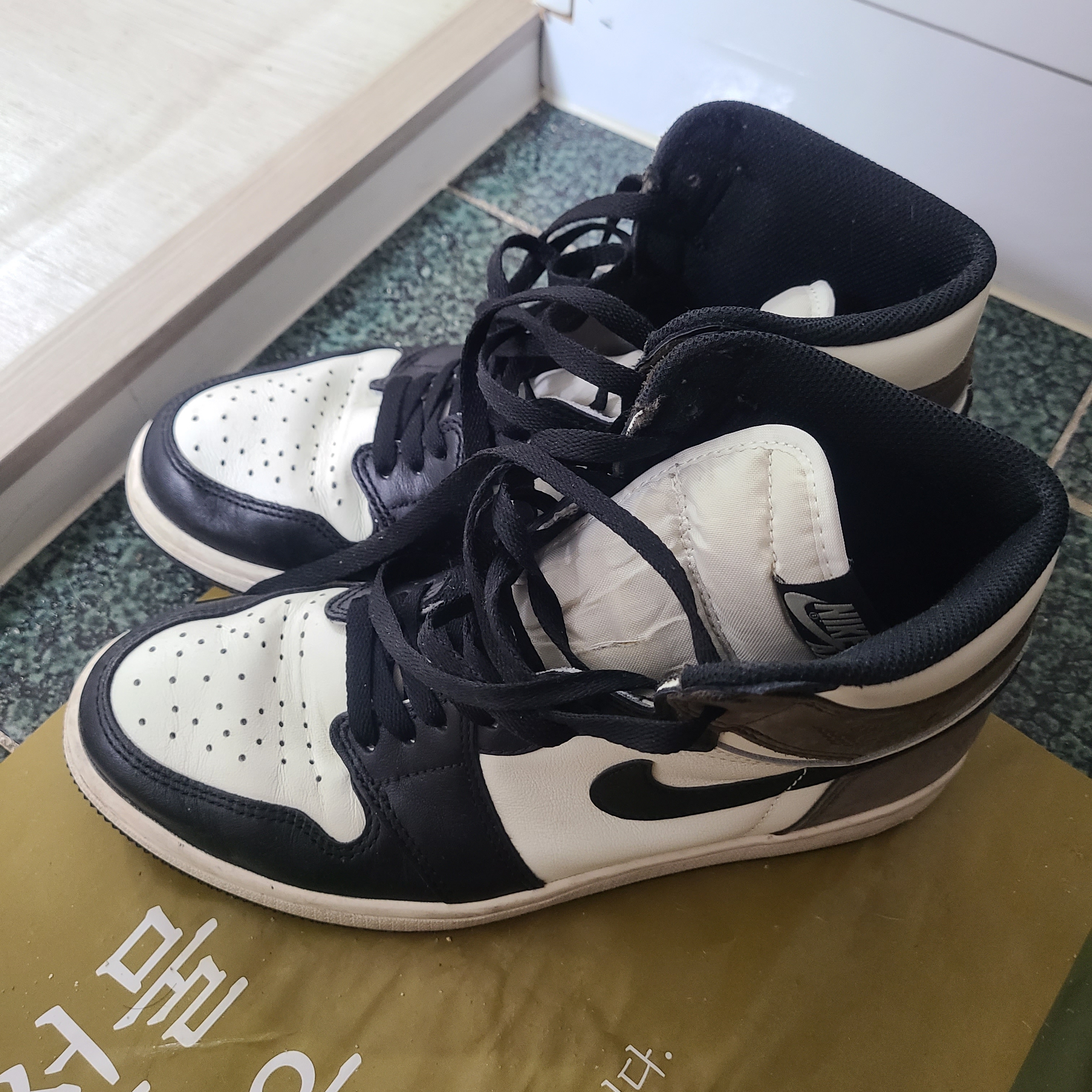 Jordan 1 Retro High OG Black Mocha 착용 스타일