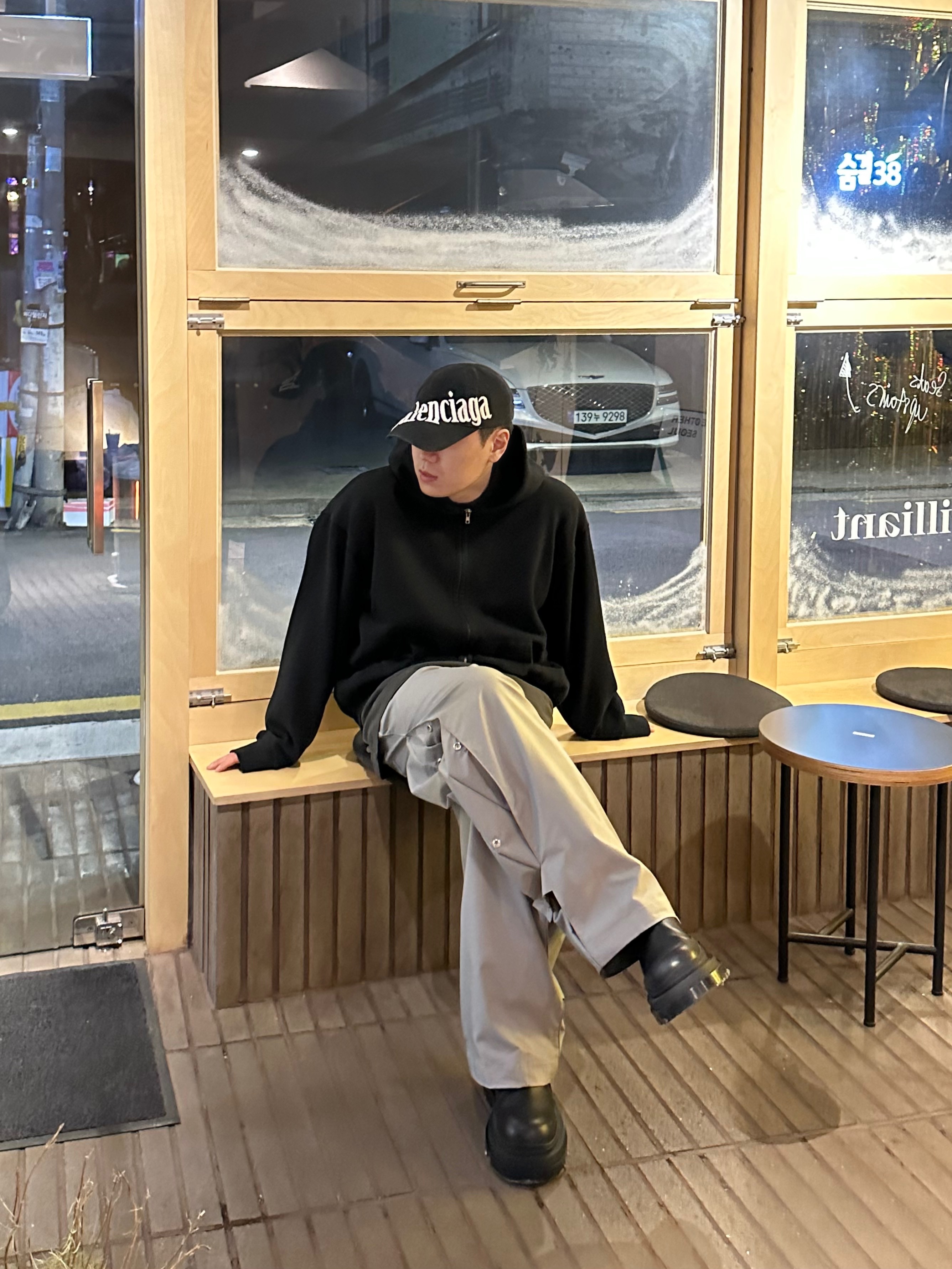 Yeezy Gap Engineered By Balenciaga Flame Cap Black, Bottega Veneta Tire Ankle Chelsea Boots Black Cruise 착용 스타일 - 1