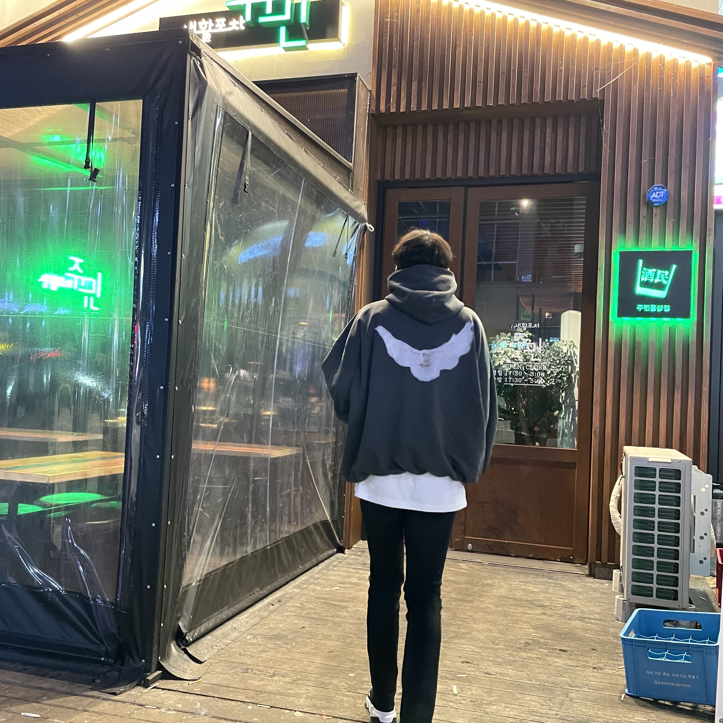 Yeezy Gap Engineered By Balenciaga Dove Hoodie Black, Balenciaga Speed Trainer Black White 2021/2022 착용 스타일 - 2