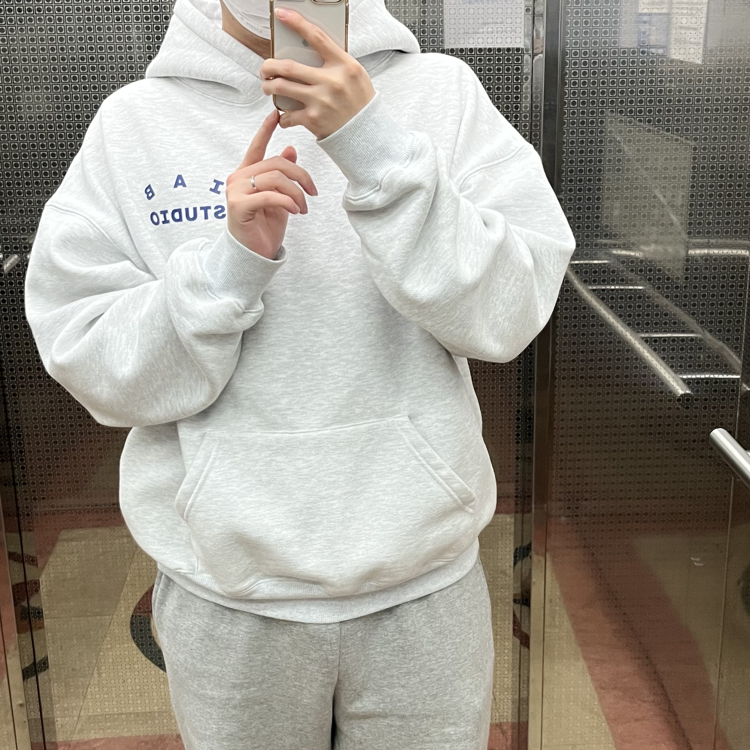 IAB Studio Hoodie Light Gray 착용 스타일
