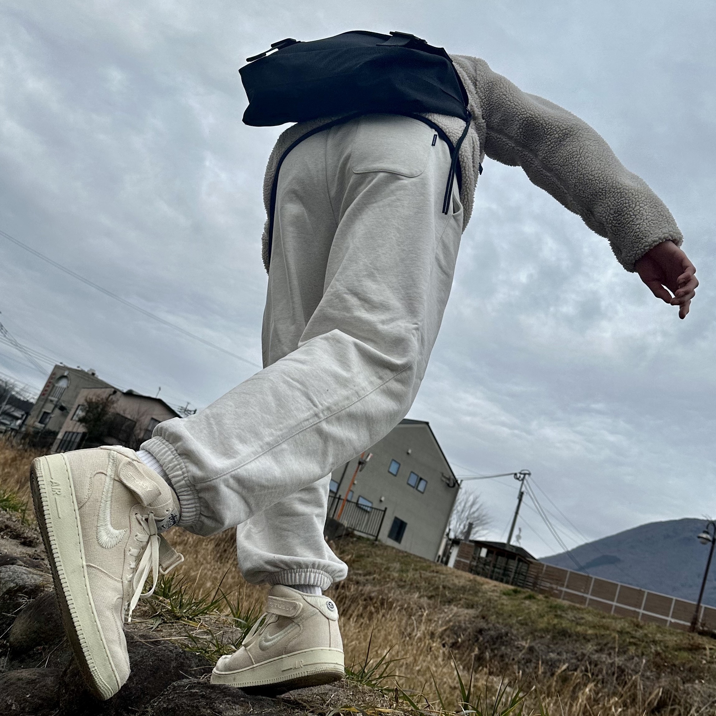 Nike x Stussy Air Force 1 '07 Mid SP Fossil, Patagonia Classic Retro-X Jacket Natural 착용 스타일
