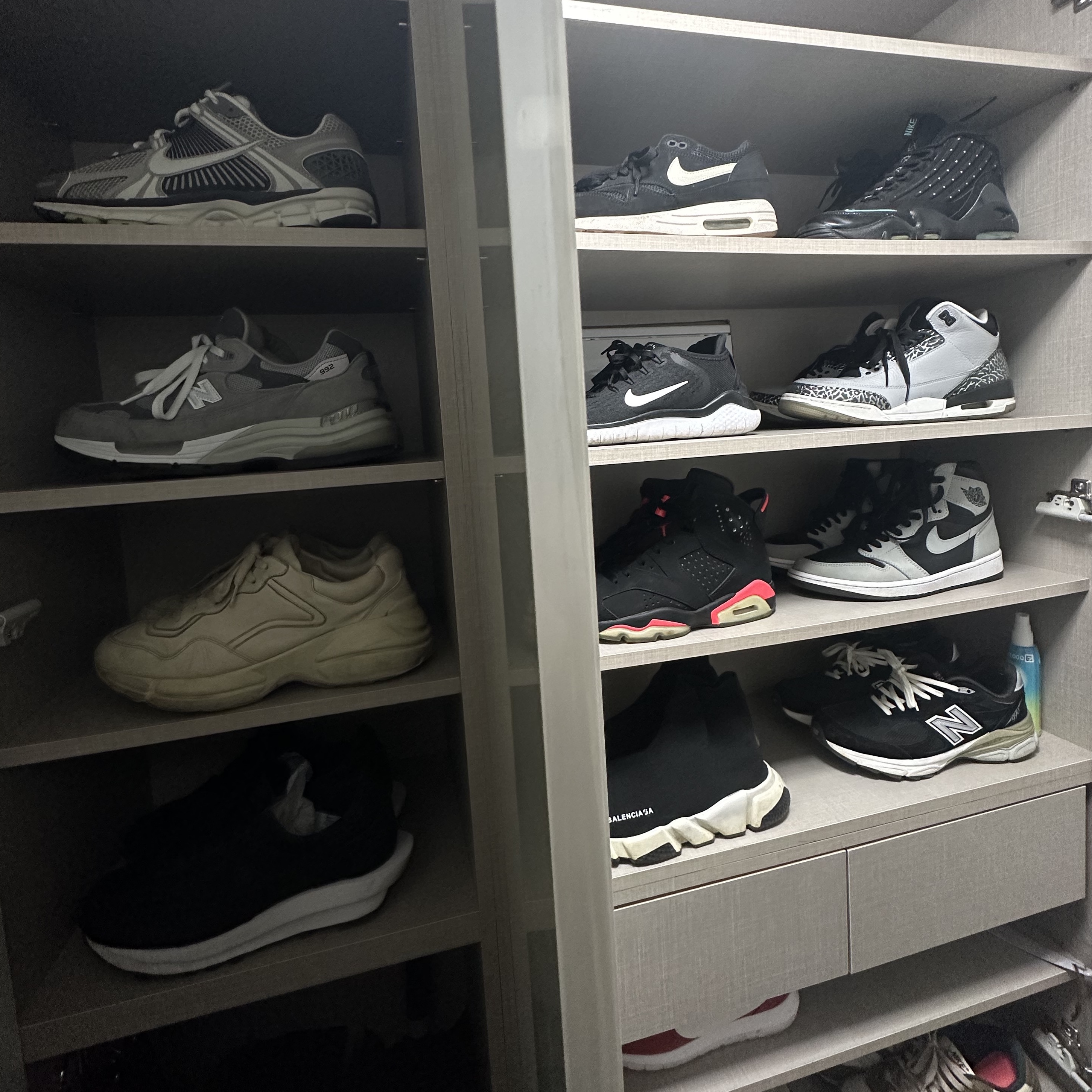 (W) Nike Zoom Vomero 5 Cobblestone and Flat Pewter, New Balance 992 Made in USA Grey - D Standard 착용 스타일