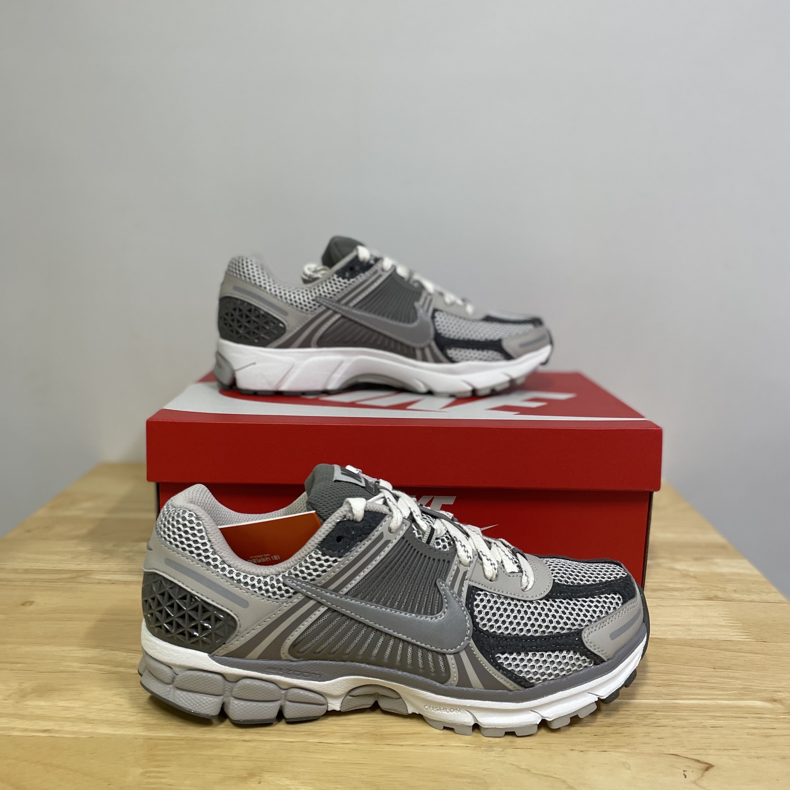 Nike Zoom Vomero 5 PRM Light Iron Ore and Flat Fewter 착용 스타일 - 1