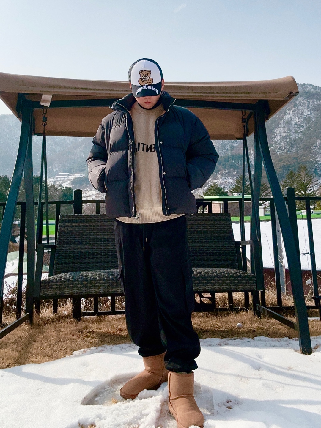 Moncler x Palm Angels Panamint Short Down Jacket Black - 21FW, Moncler x Palm Angels Bear Motif Baseball Cap White - 22FW 착용 스타일 - 2