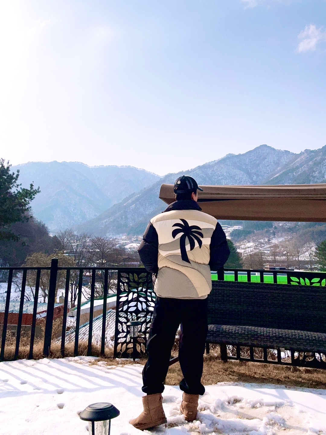 Moncler x Palm Angels Panamint Short Down Jacket Black - 21FW, Moncler x Palm Angels Bear Motif Baseball Cap White - 22FW 착용 스타일 - 1