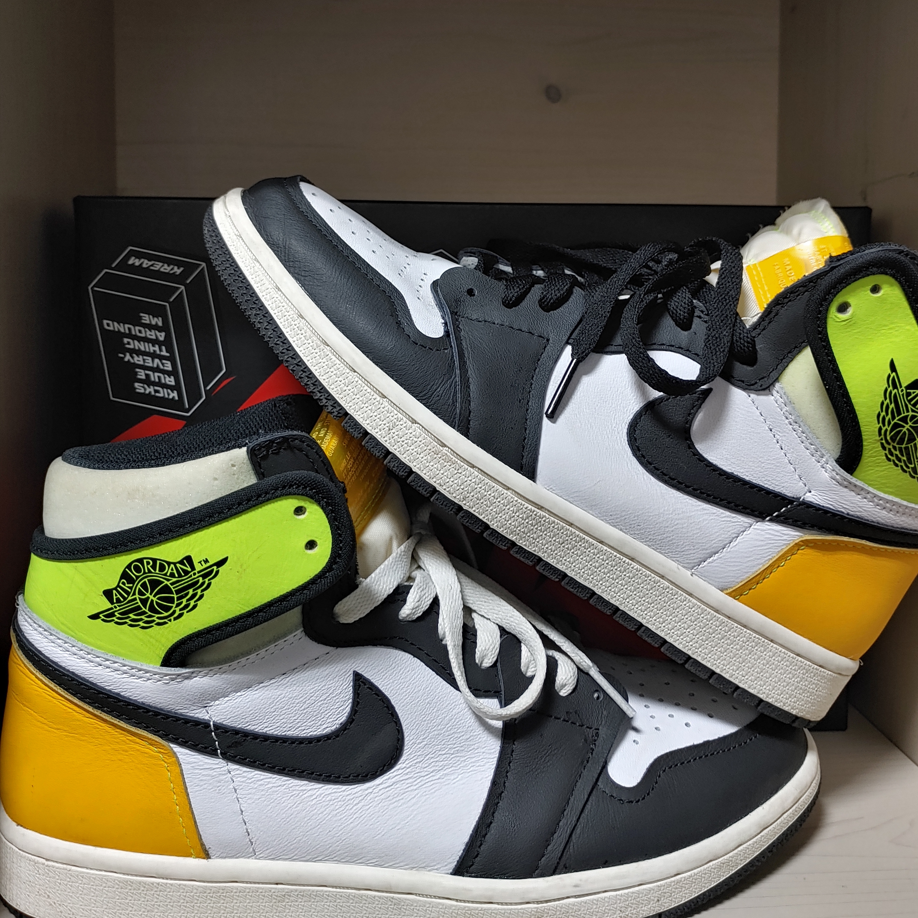 Jordan 1 Retro High OG Volt Gold 착용 스타일