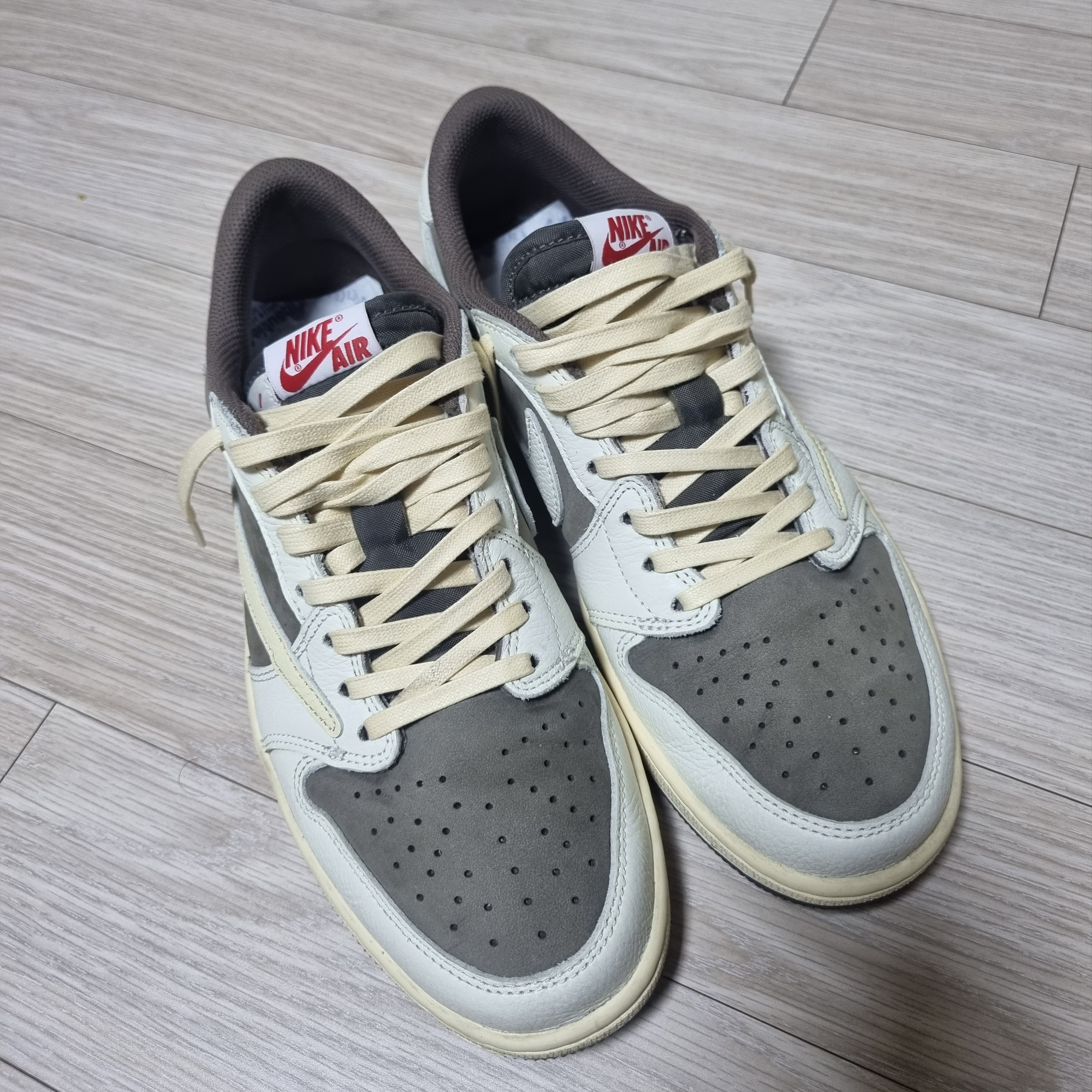 Jordan 1 x Travis Scott Retro Low OG SP Sail and Ridgerock 착용 스타일