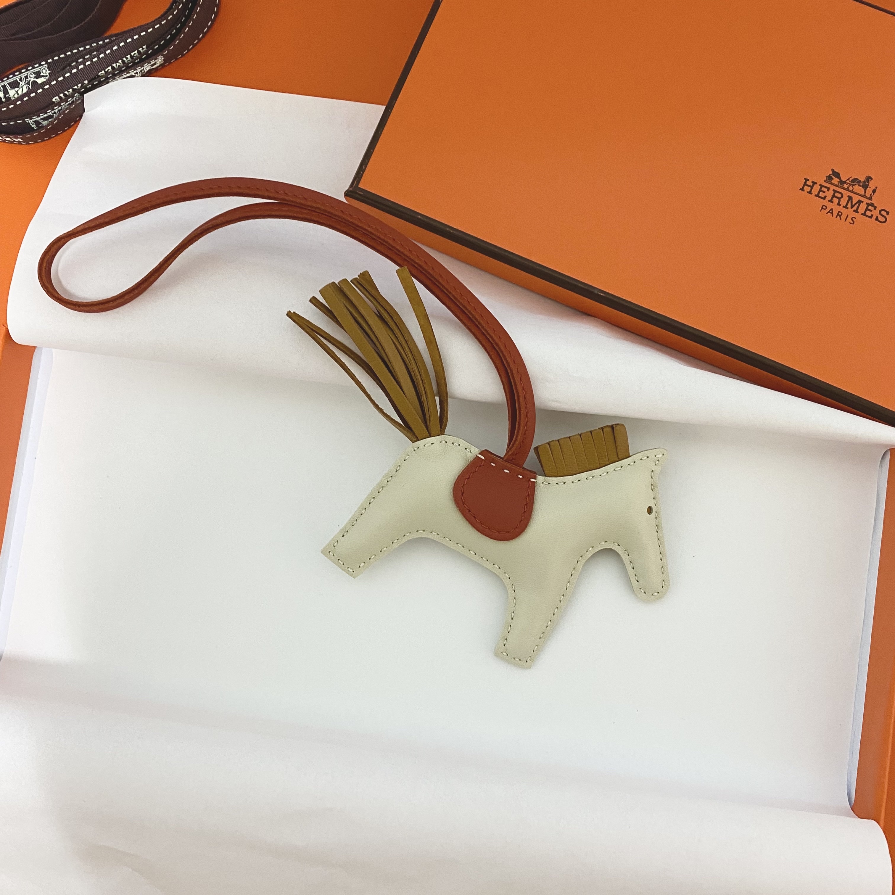 Hermes Rodeo PM Charm Milo & Craie Sesame Cornaline 착용 스타일