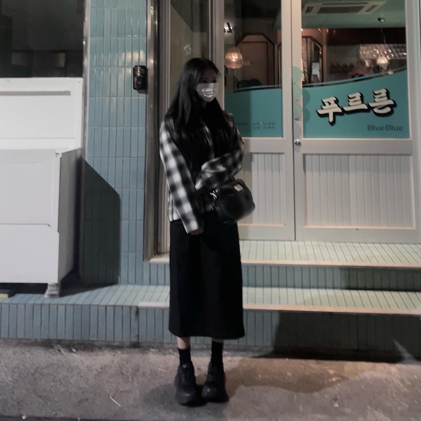 (W) Hoka Bondi 7 Black - Wide, Maison Margiela Glam Slam Leather Shoulder Bag Black 착용 스타일 - 2