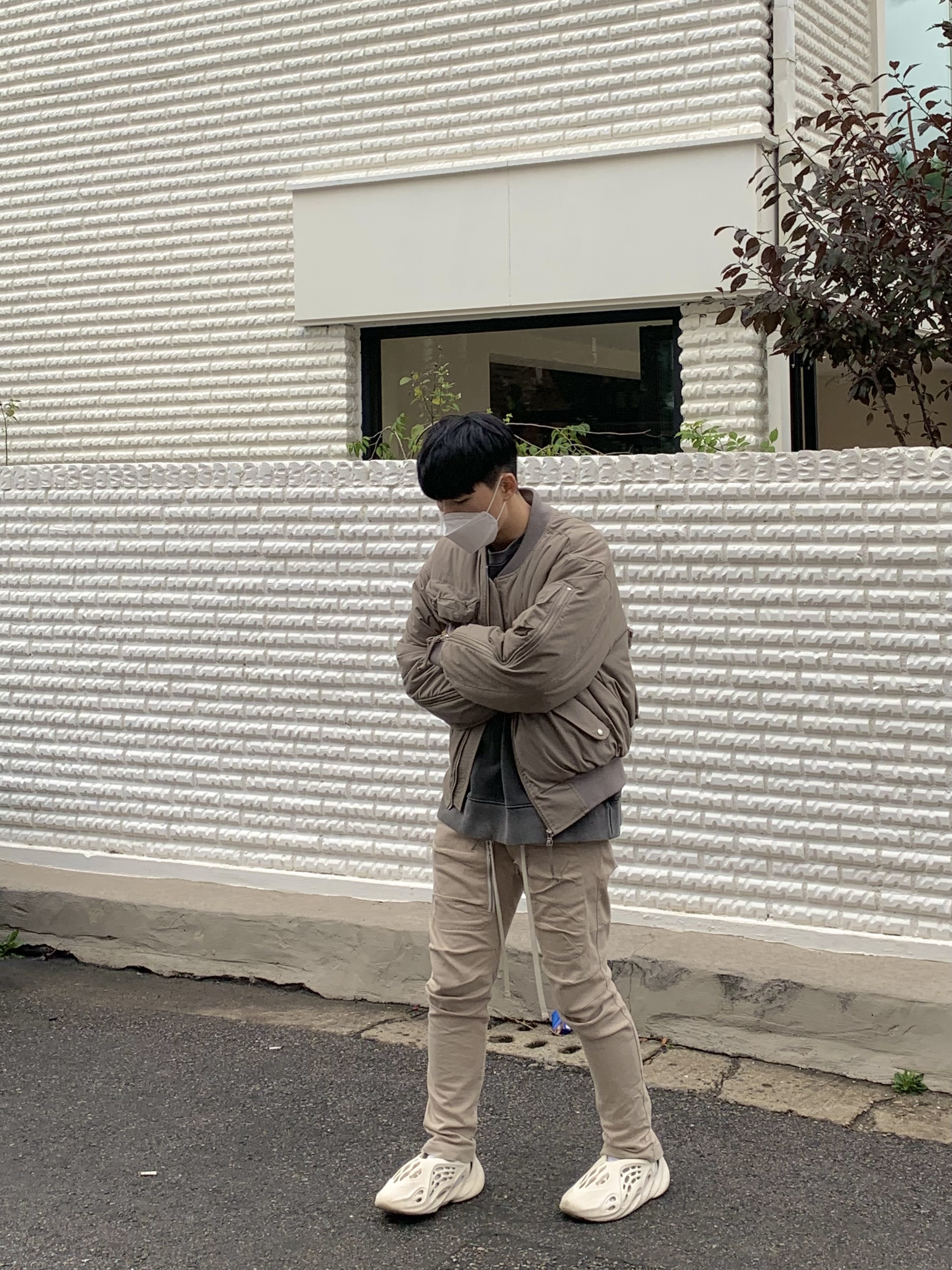 Adidas Yeezy Foam RNNR Sand 착용 스타일 - 1