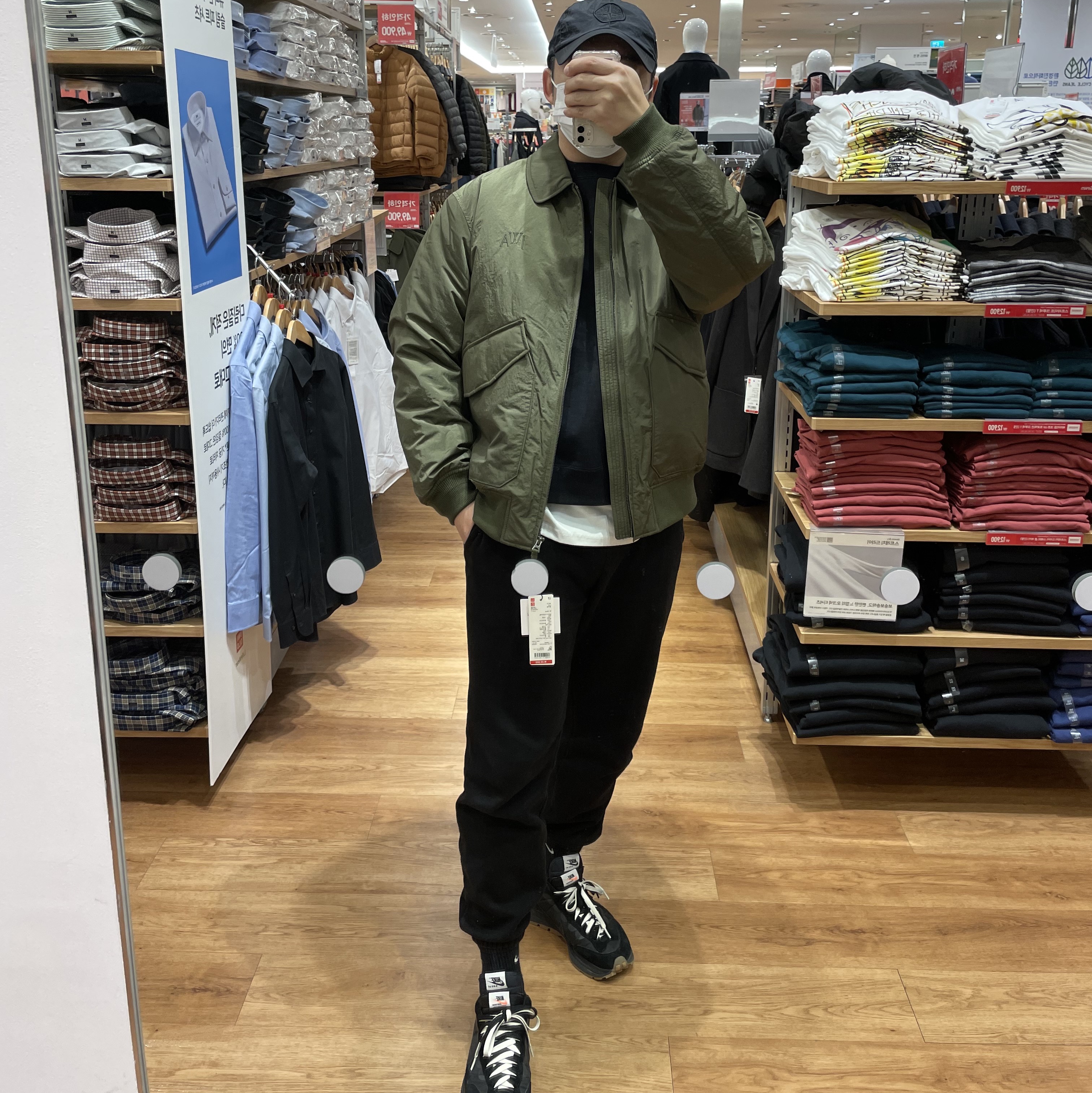 Nike x Sacai VaporWaffle Black and Gum, Stone Island 99576 Nylon Metal 6-Panel Cap Black 착용 스타일