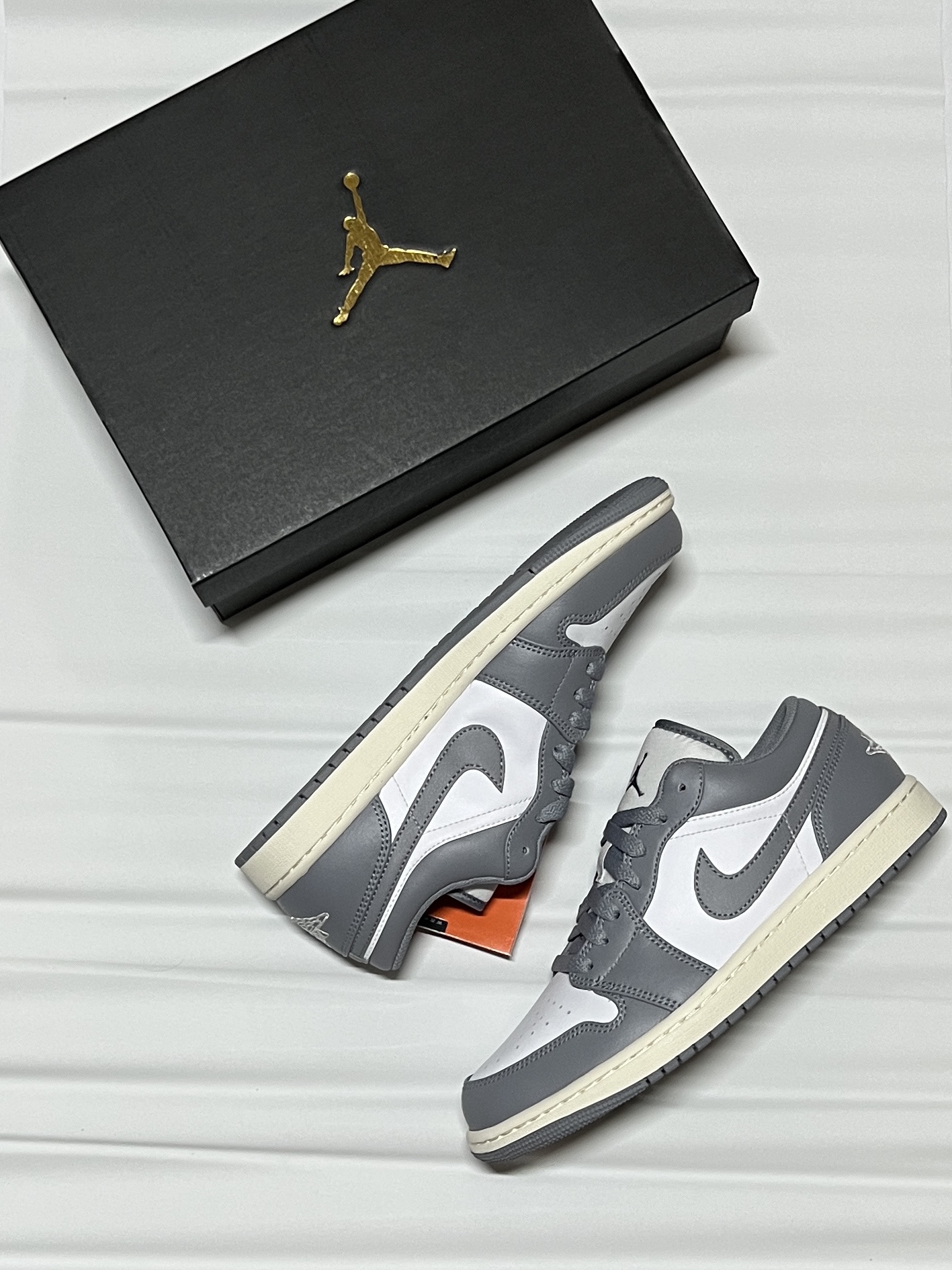Jordan 1 Low Stealth and White 착용 스타일