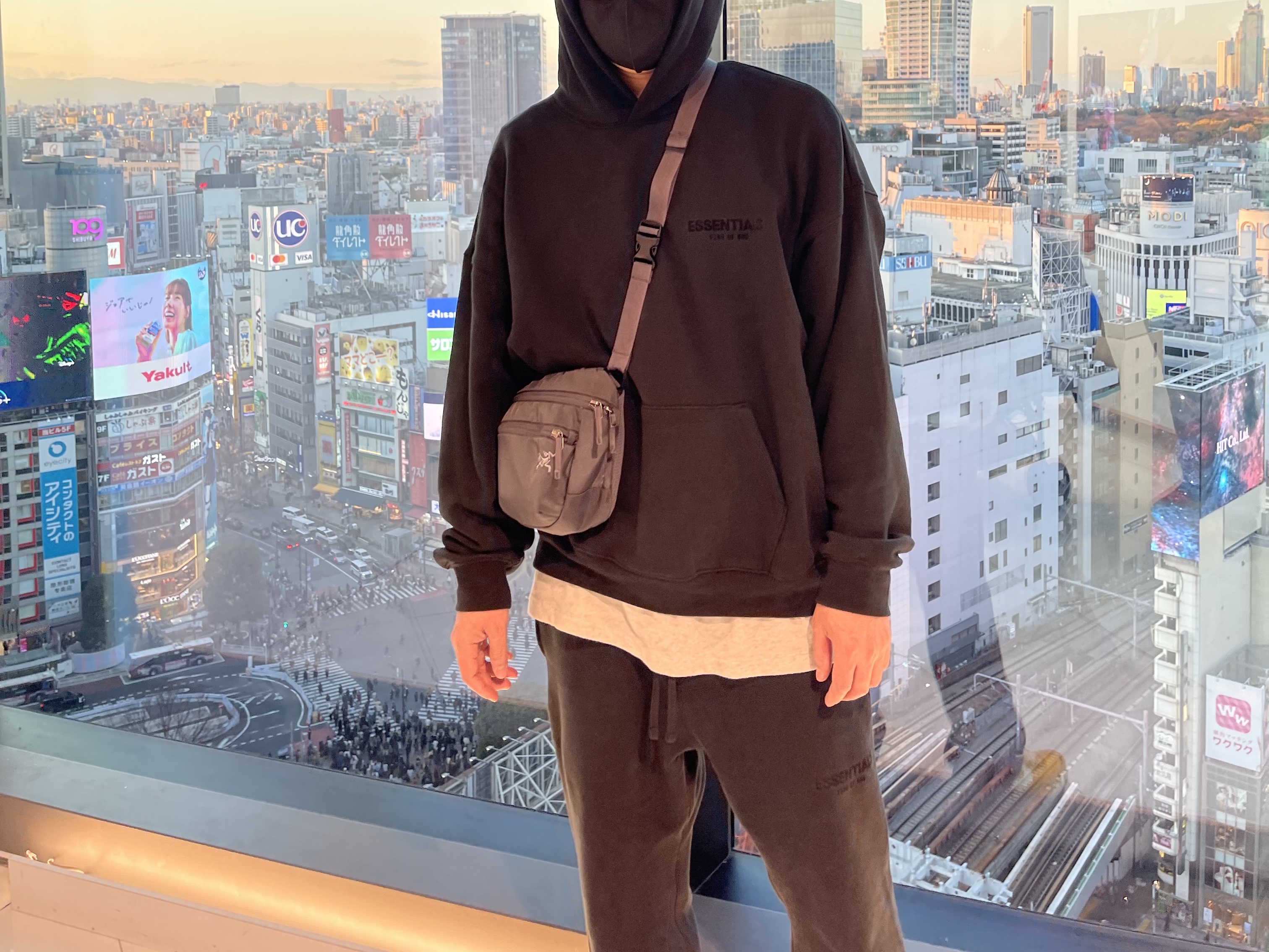 Essentials The Core Collection T-Shirt Light Oatmeal, Essentials The Core Collection Relaxed Sweatpants Stretch Limo 착용 스타일 - 2