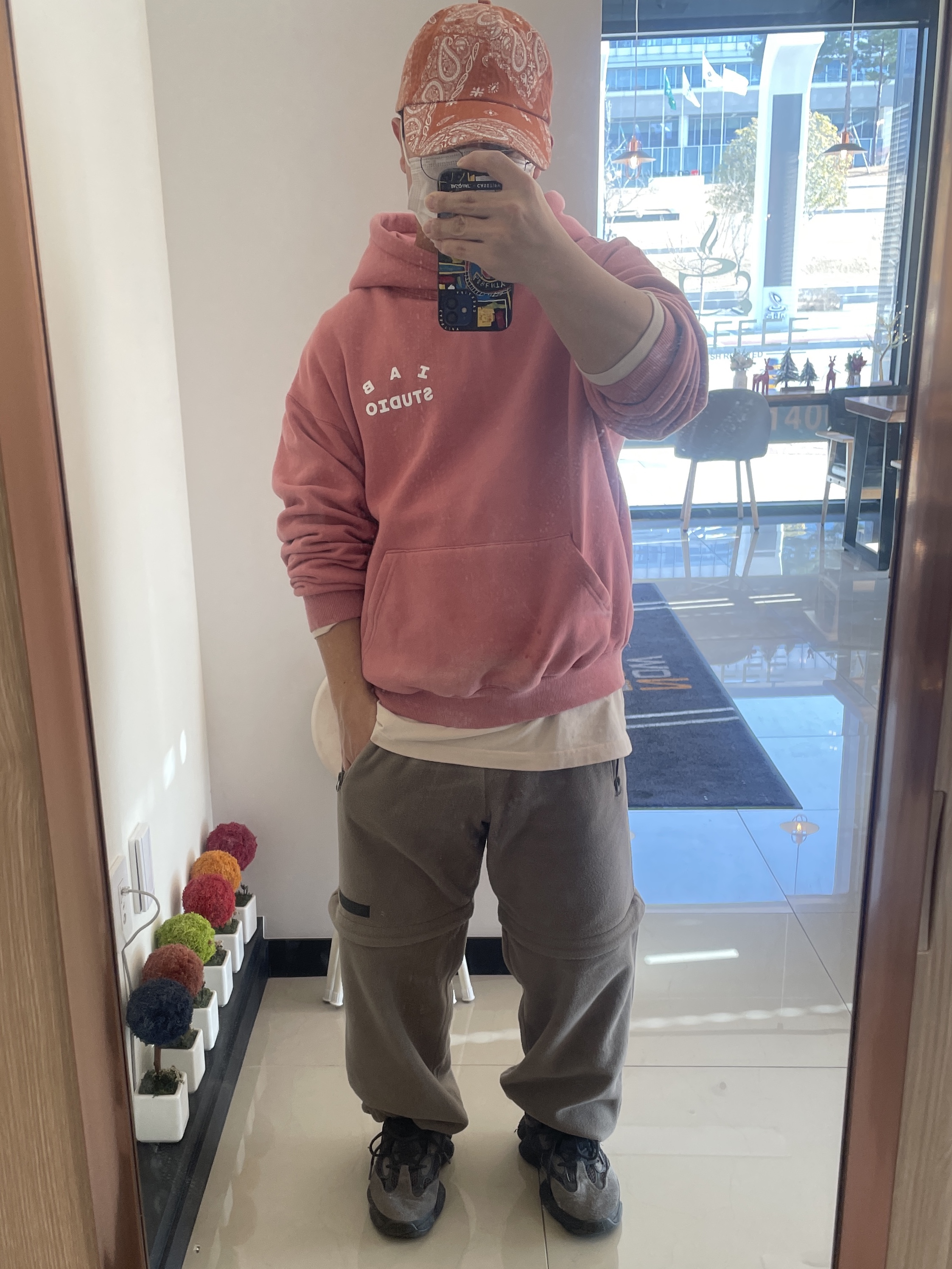 Adidas Yeezy 500 Utility Black 2018/2020, IAB Studio Pigment Hoodie Coral 착용 스타일