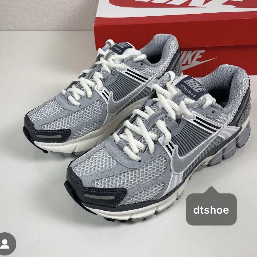 (W) Nike Zoom Vomero 5 Pure Platinum Metallic Silver 착용 스타일