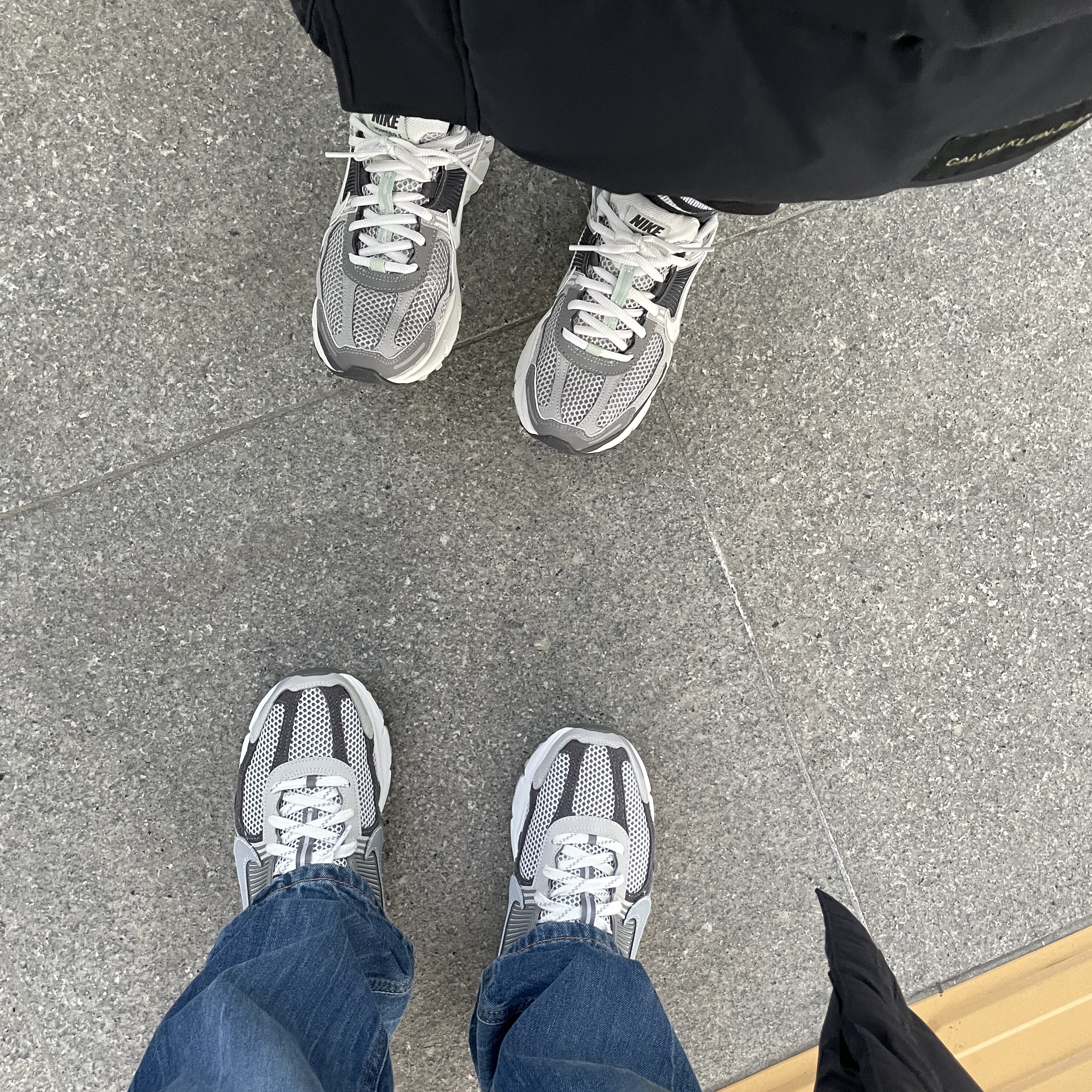 (W) Nike Zoom Vomero 5 Cobblestone and Flat Pewter, Nike Zoom Vomero 5 PRM Light Iron Ore and Flat Fewter 착용 스타일