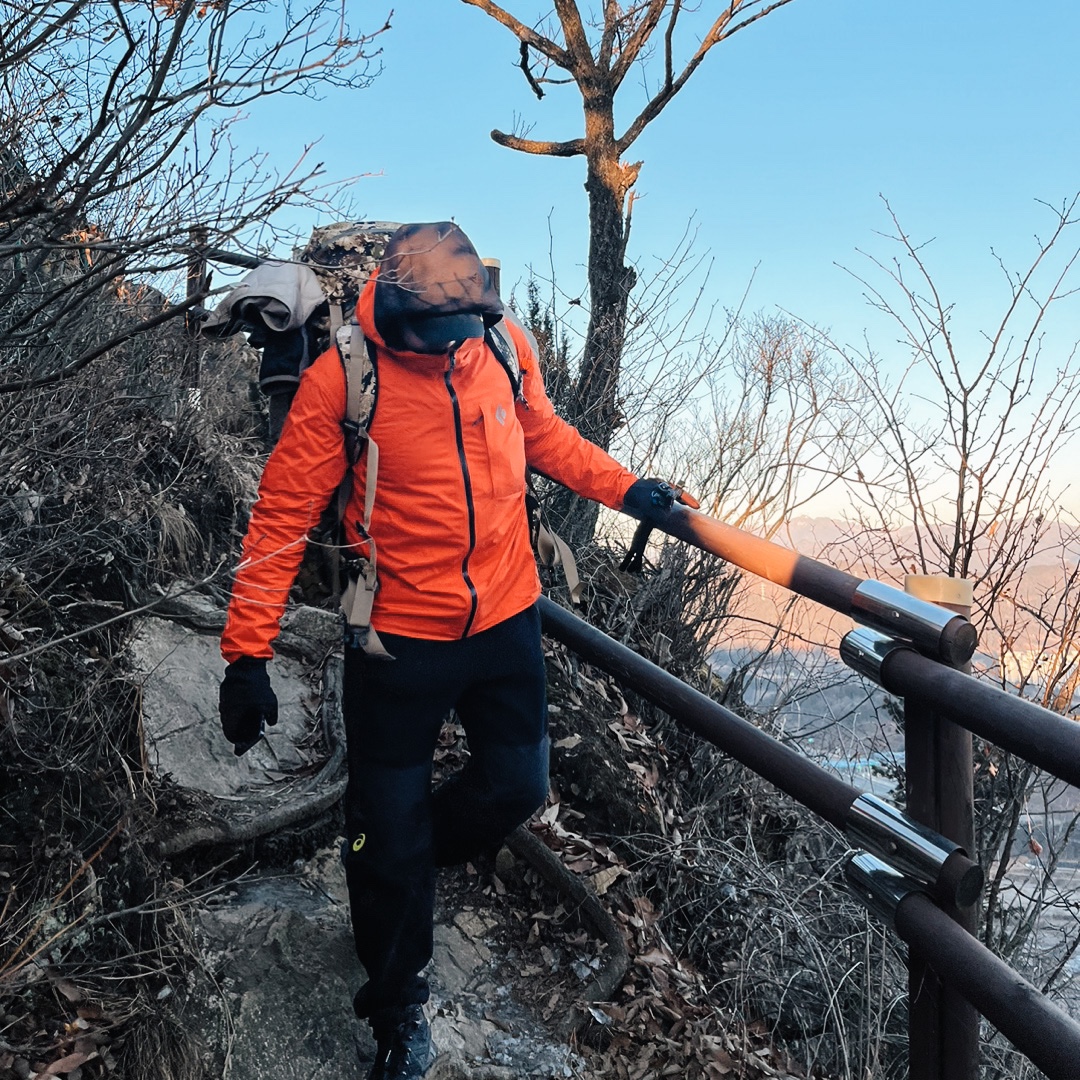 IAB Studio x Asics Fleece Pants Black, Arc'teryx Atom LT Hoody Black 착용 스타일