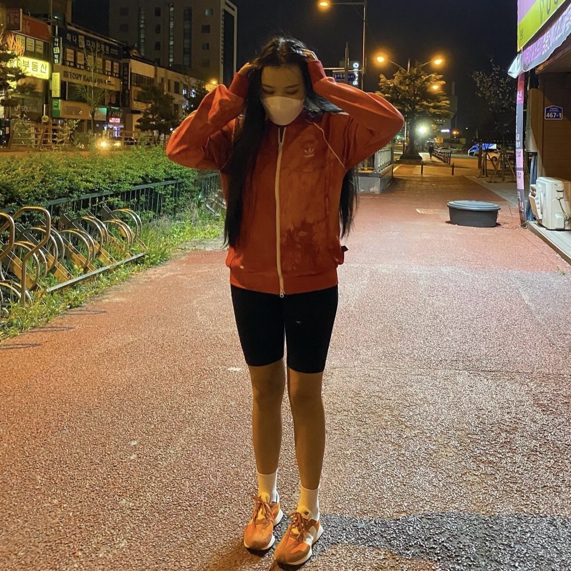 New Balance 327 Orange 착용 스타일