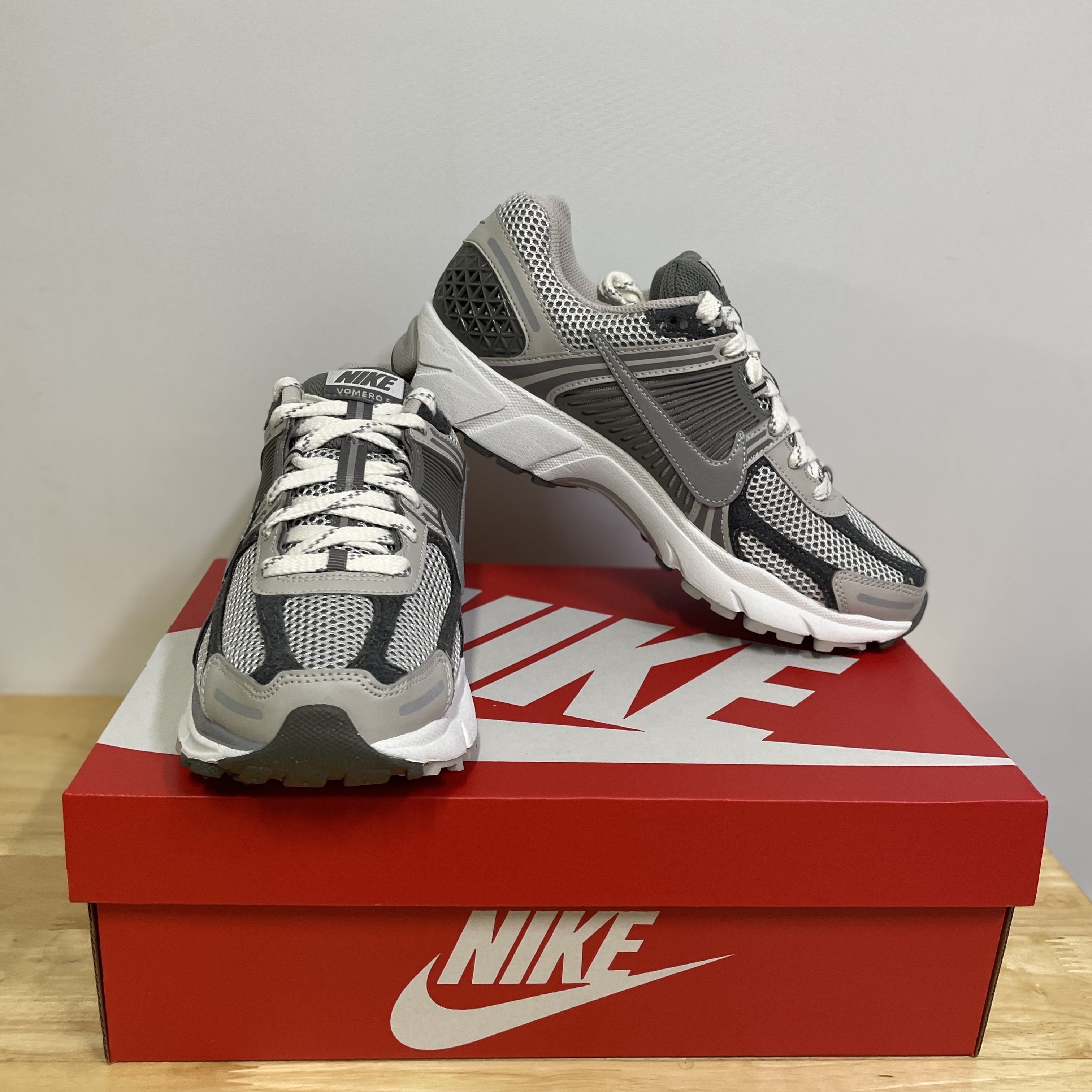 Nike Zoom Vomero 5 PRM Light Iron Ore and Flat Fewter 착용 스타일 - 2
