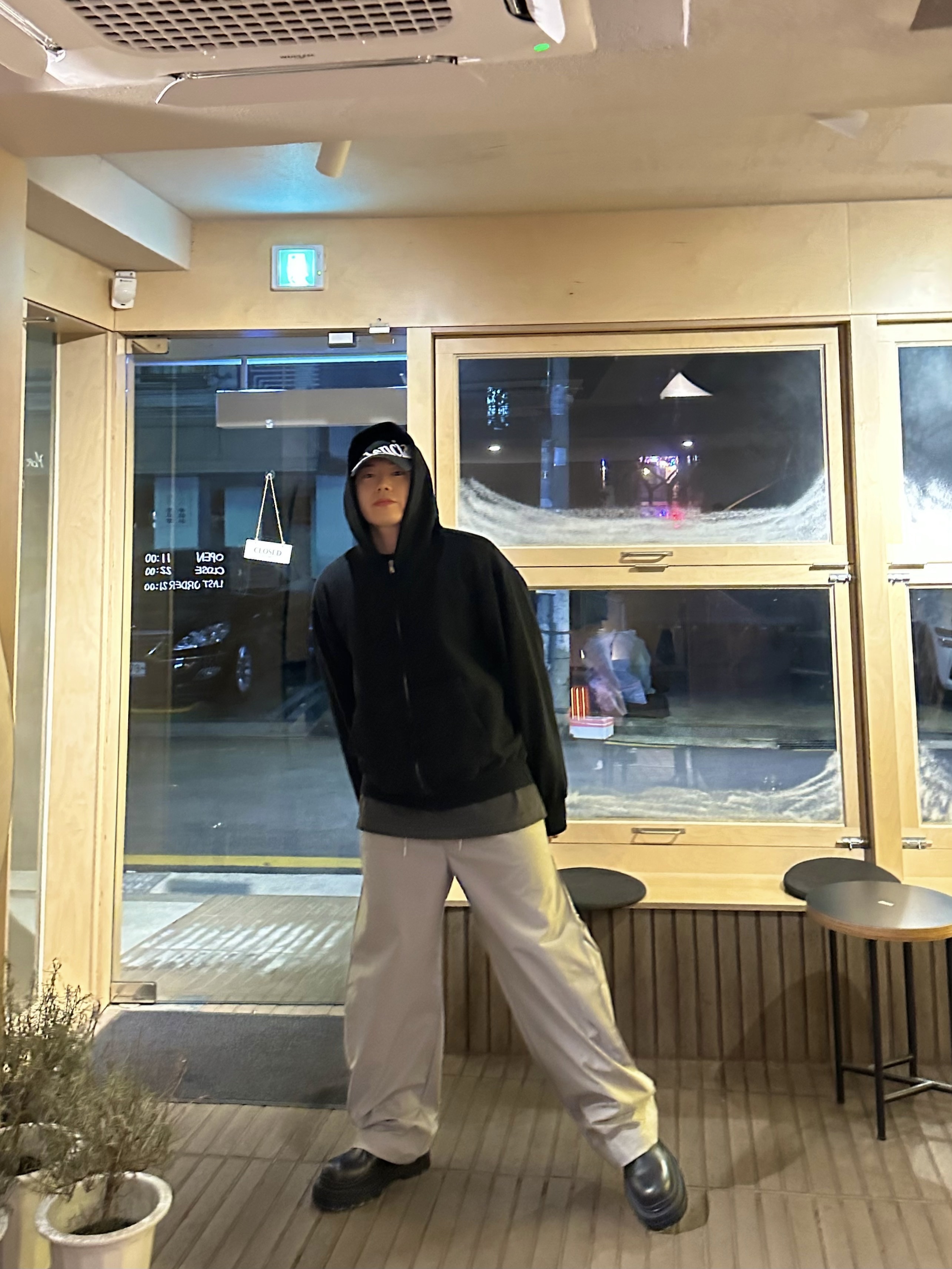 Yeezy Gap Engineered By Balenciaga Flame Cap Black, Bottega Veneta Tire Ankle Chelsea Boots Black Cruise 착용 스타일 - 4