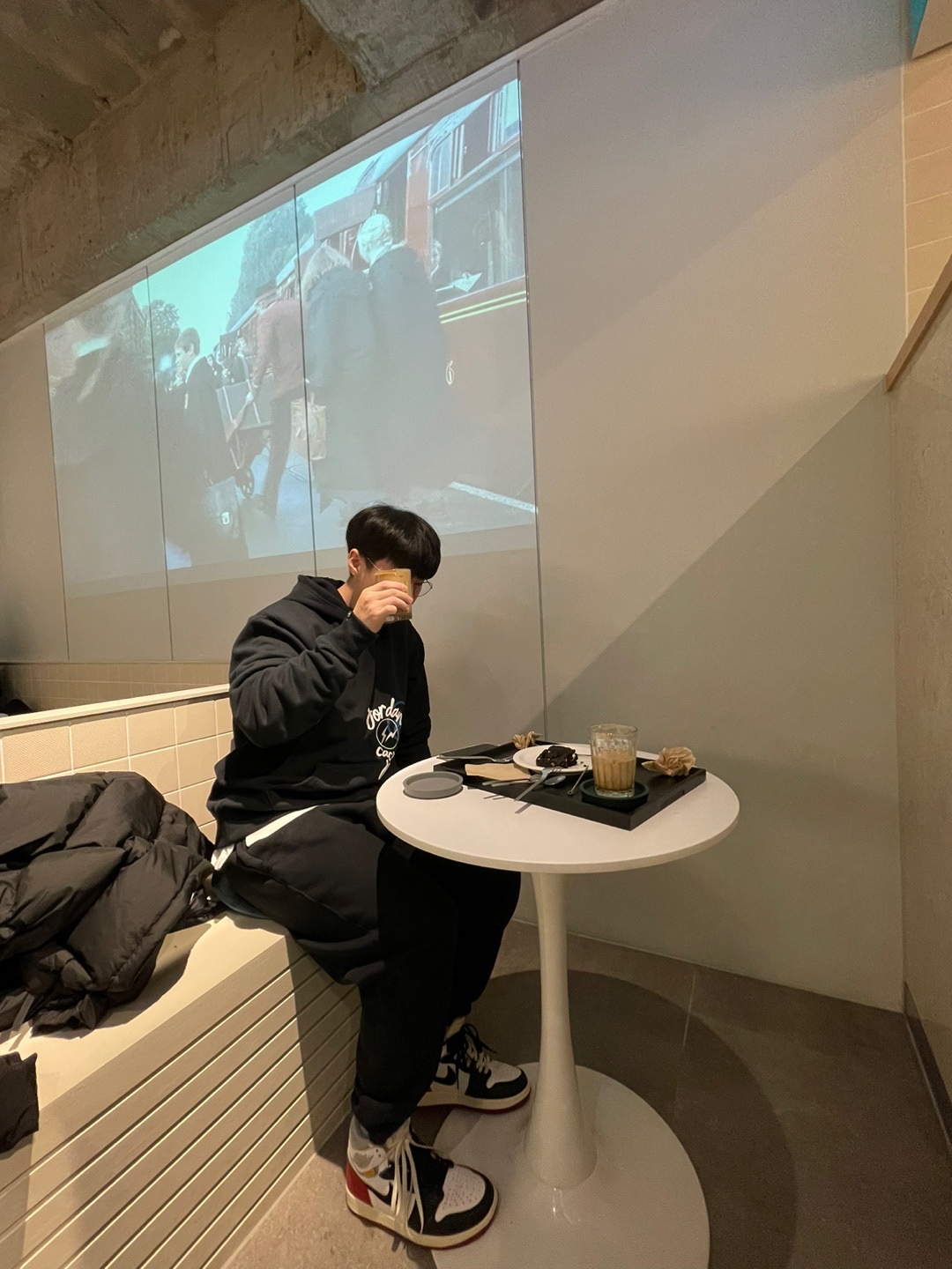 Jordan 1 x Union Retro High Black Toe, Jordan x Travis Scott x Fragment Hoodie Black (DJ0615-010) 착용 스타일