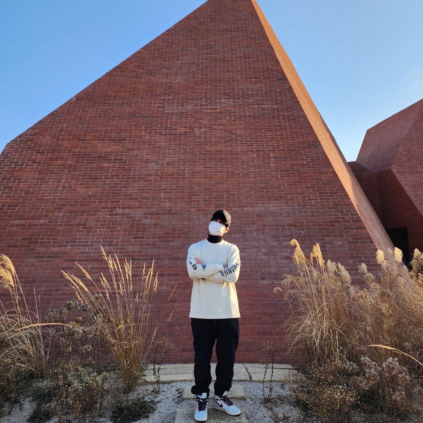 Jordan 1 x A Ma Maniere Retro High OG SP Sail and Burgundy, Jordan x A Ma Maniere L/S T-Shirt Light Cream - Asia 착용 스타일