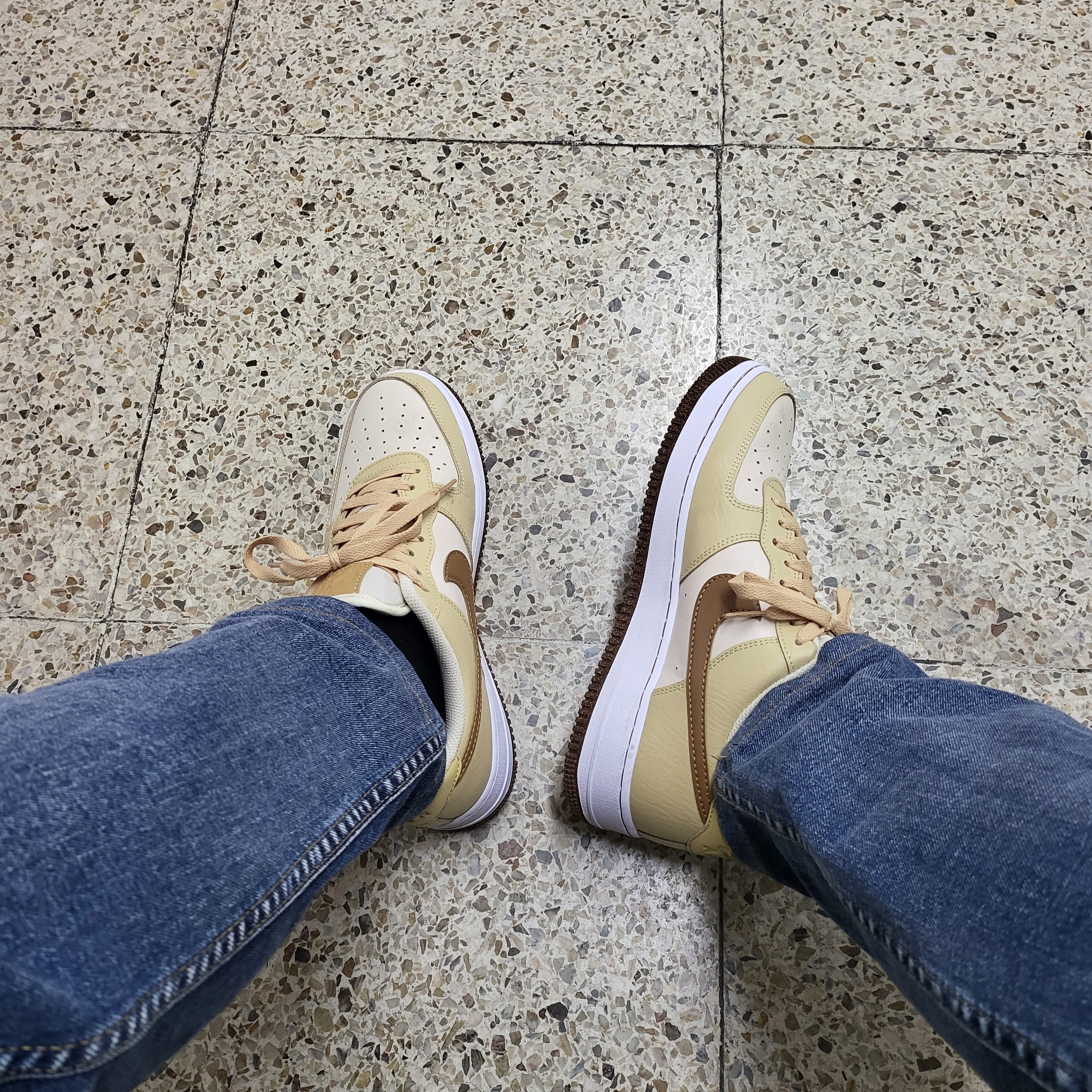 Nike Air Force 1 Low '07 LV8 Pearl White Sesame 착용 스타일