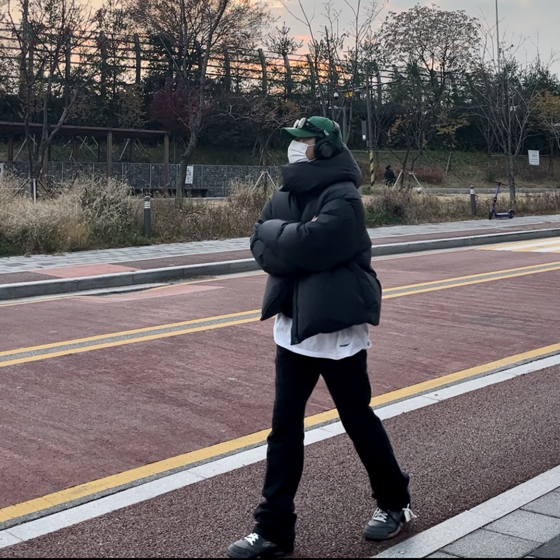 Jordan 5 x Off-White Retro SP Black Muslin, New Era x MoMA New York Yankees Cap Kelly Green 착용 스타일
