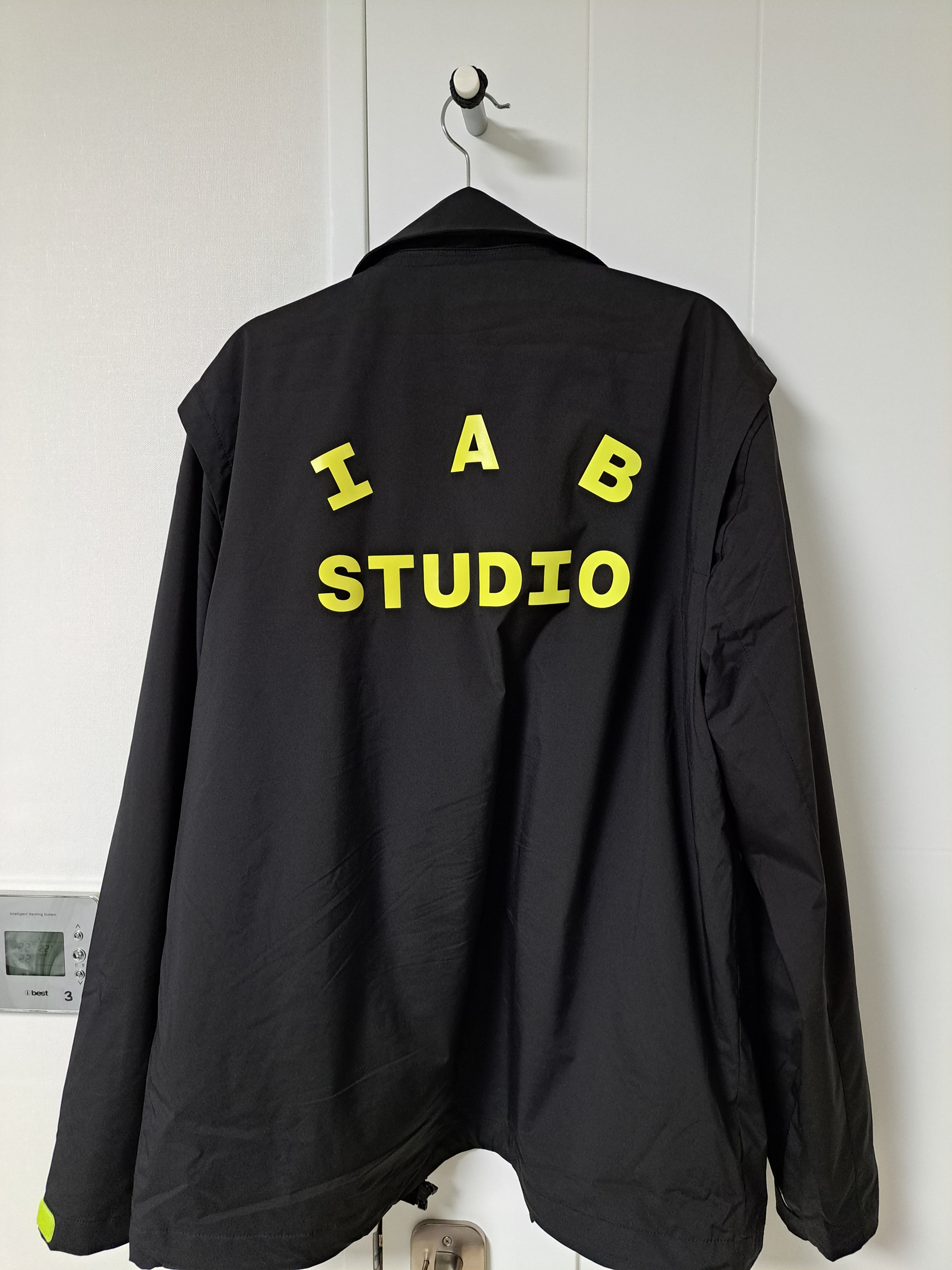 IAB Studio x Asics Windbreaker Black 착용 스타일 - 2
