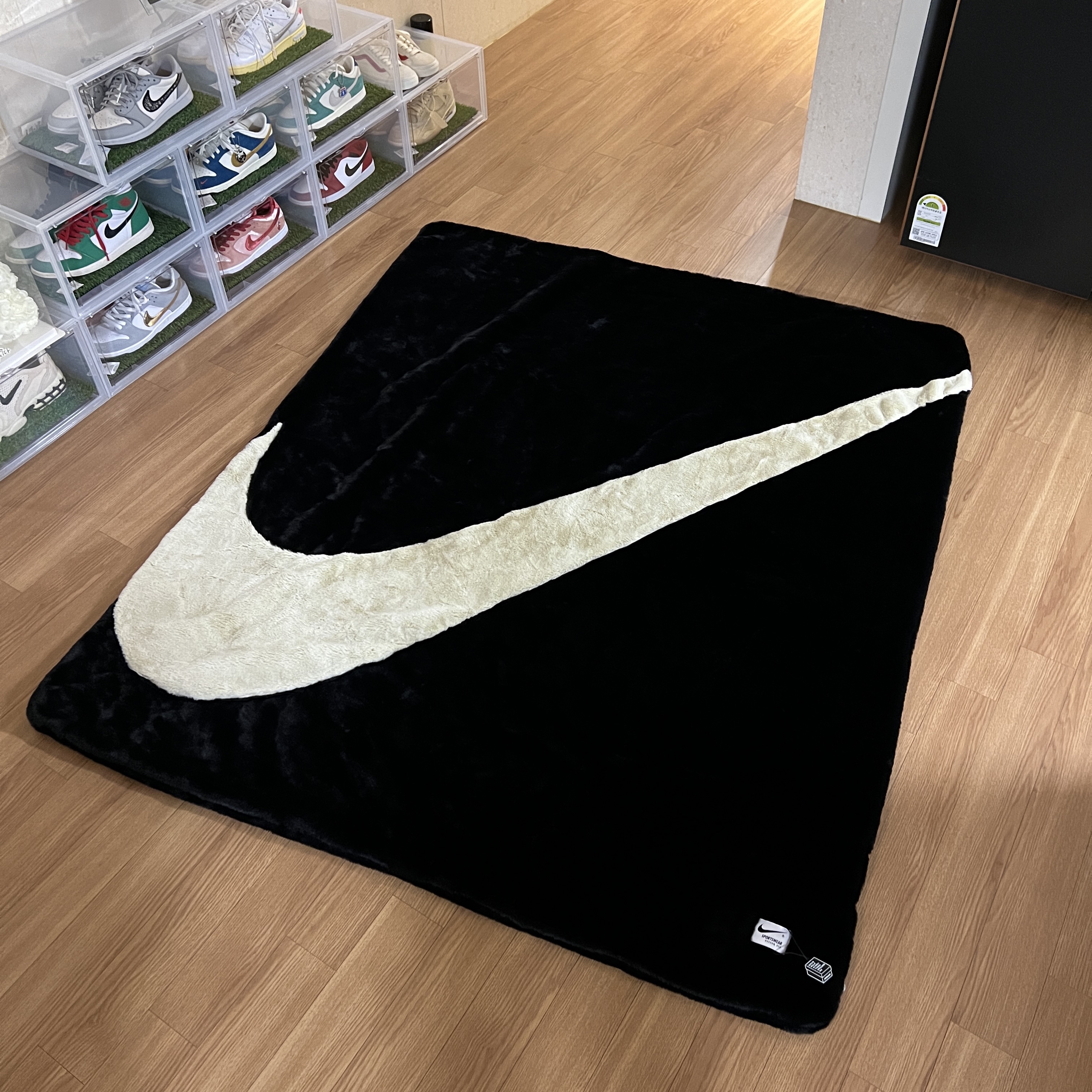 Nike NSW Plush Faux Fur Blanket Black, Jordan 1 x Dior Low OG 착용 스타일