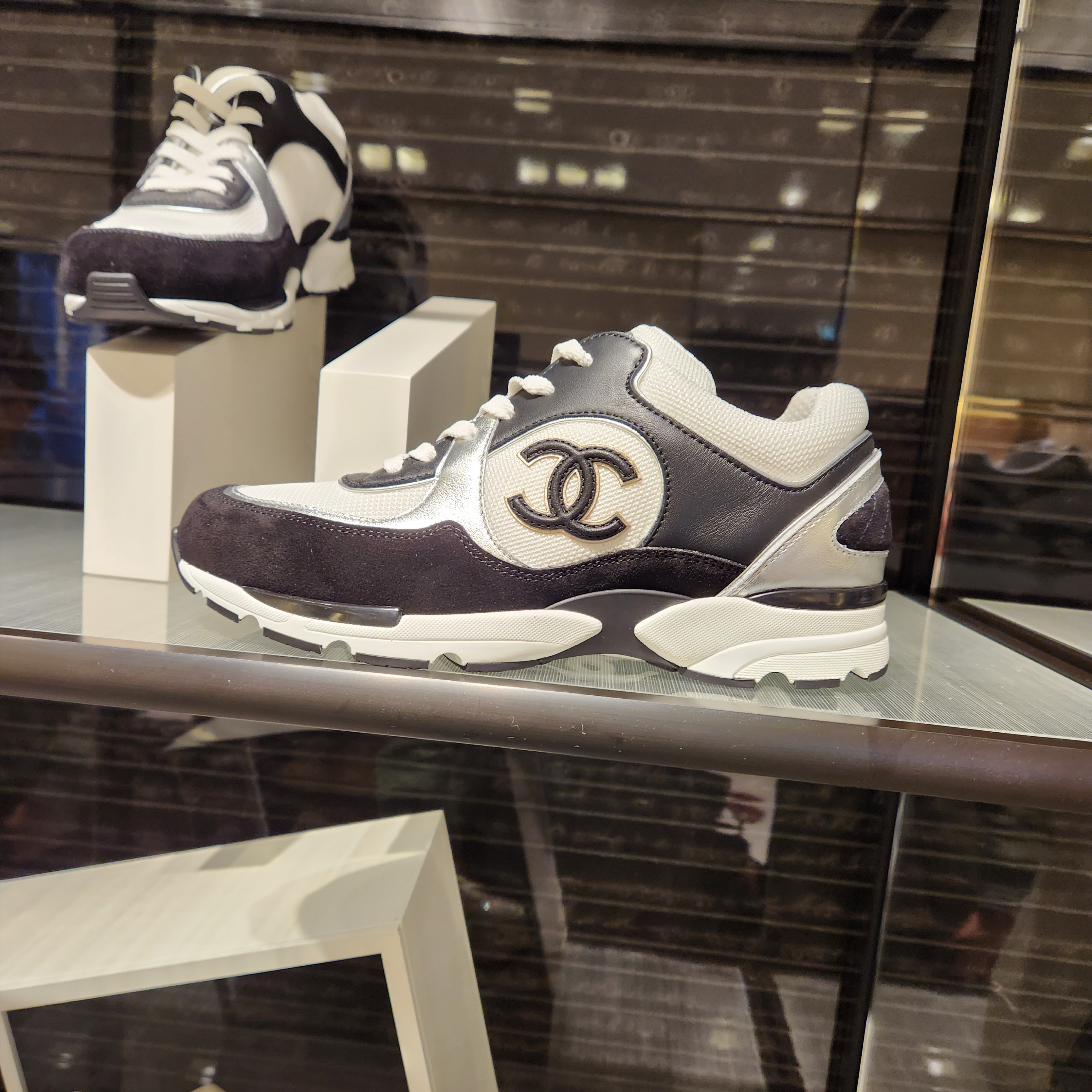 (W) Chanel Sneakers Calfskin Fabric & Black White Silver 착용 스타일