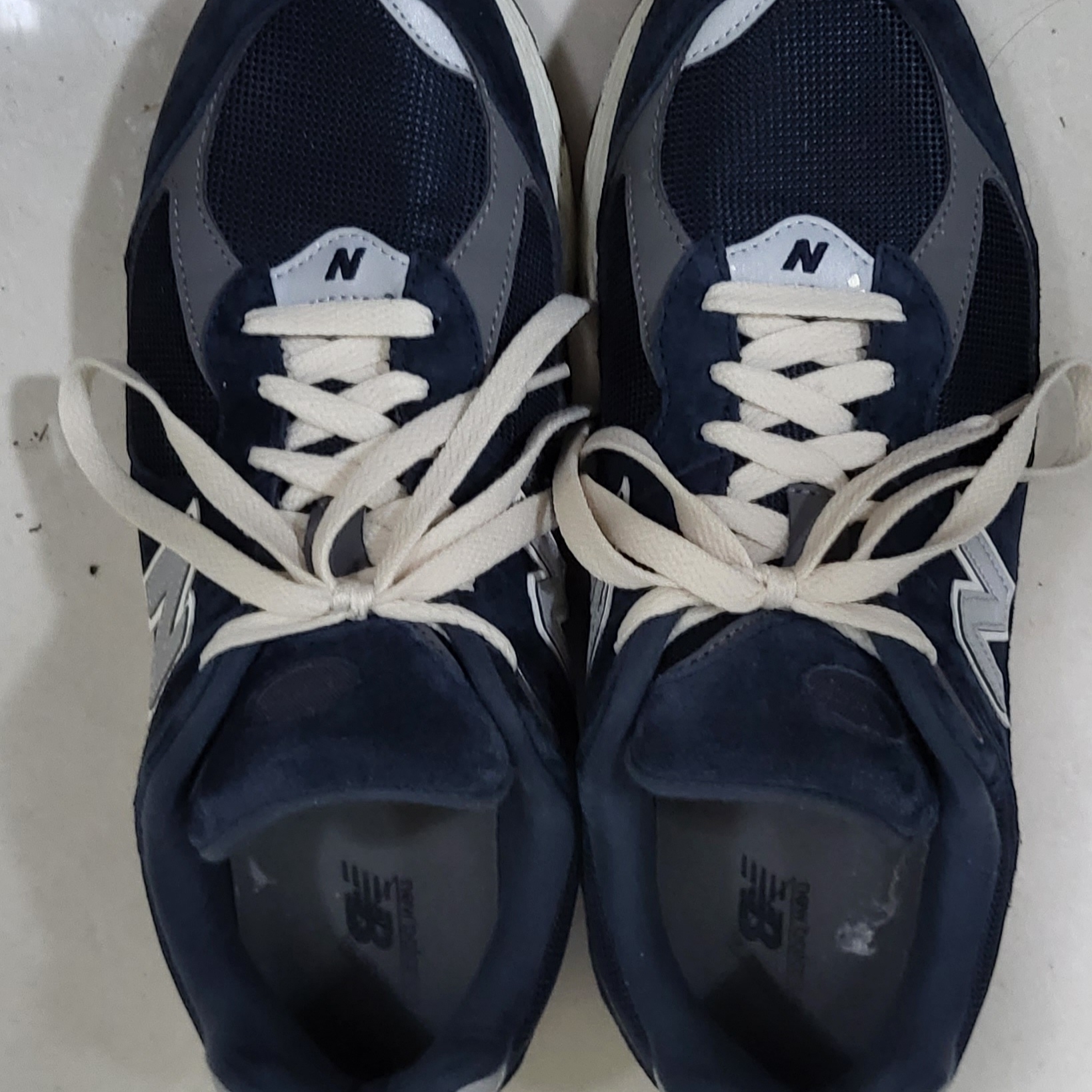 New Balance 2002R Eclipse Castlerock 착용 스타일