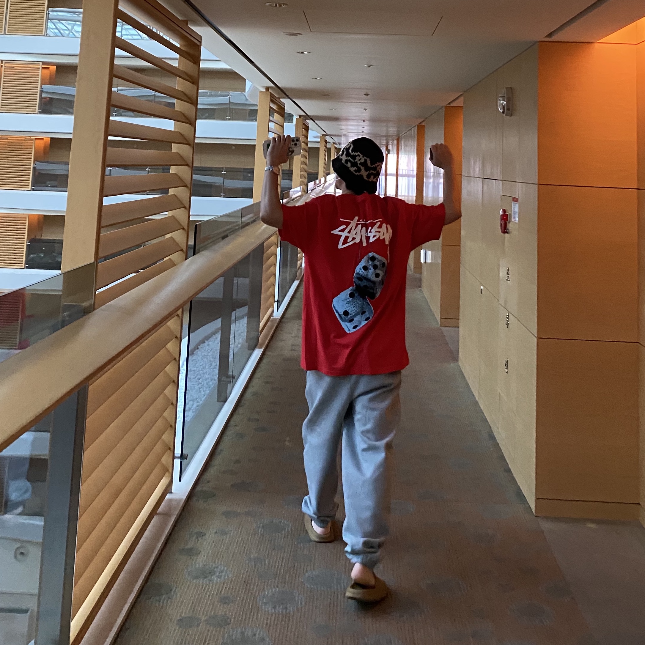 Stussy Fuzzy Dice T-Shirt Red, Nike x Stussy NRG RA Fleece Pants Dark Grey Heather (DJ9490-063) 착용 스타일