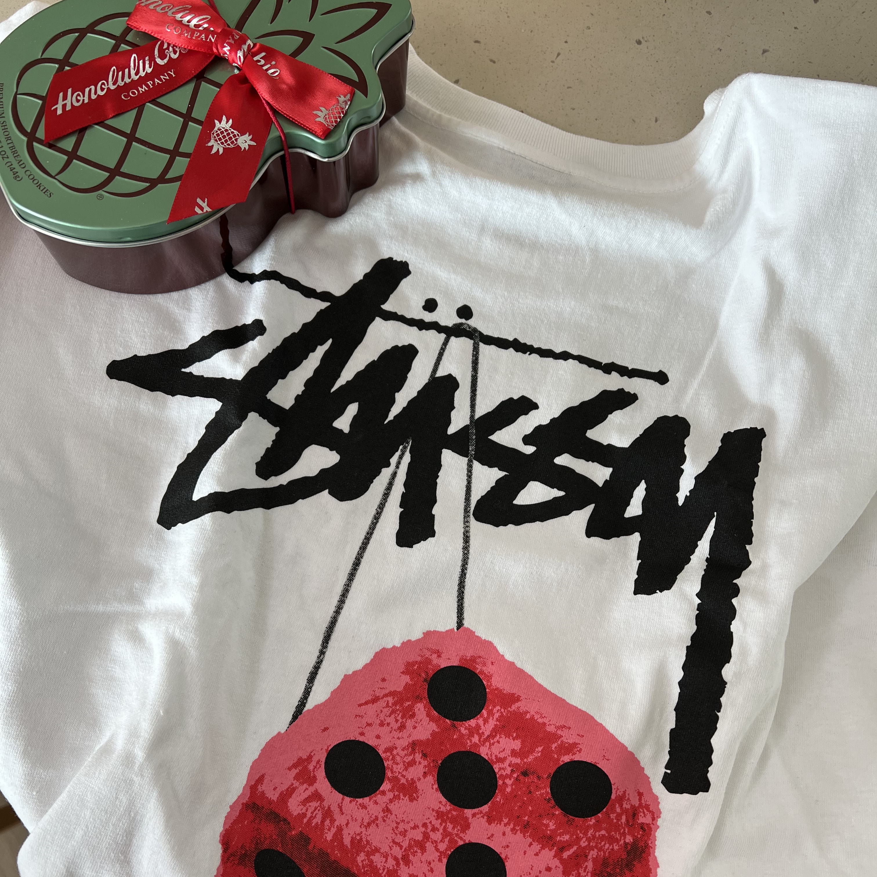 Stussy Fuzzy Dice T-Shirt White 착용 스타일