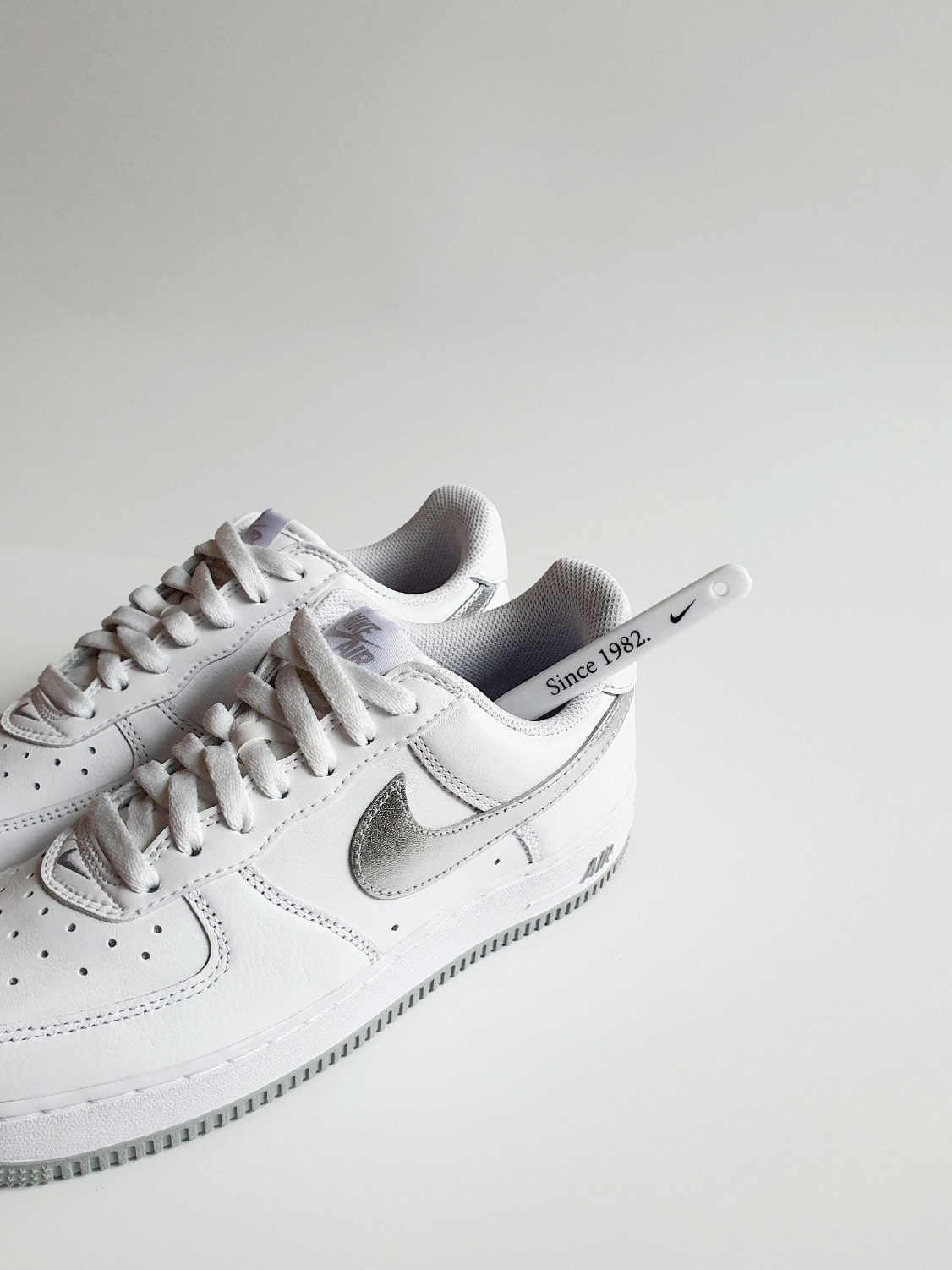 Nike Air Force 1 Low Retro Color of the Month White Metallic Silver 착용 스타일 - 1